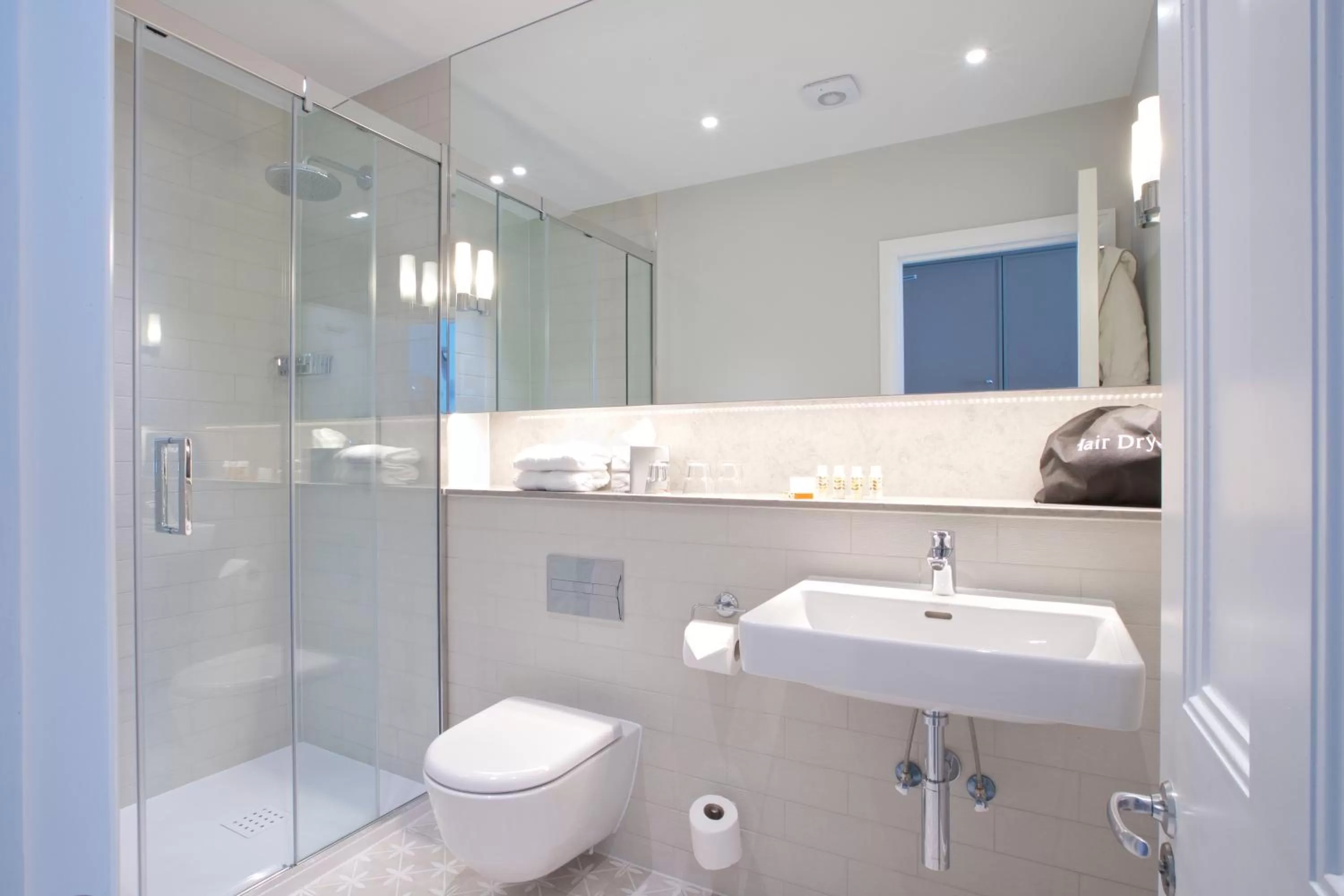 Shower in 54 Queen's Gate Hotel