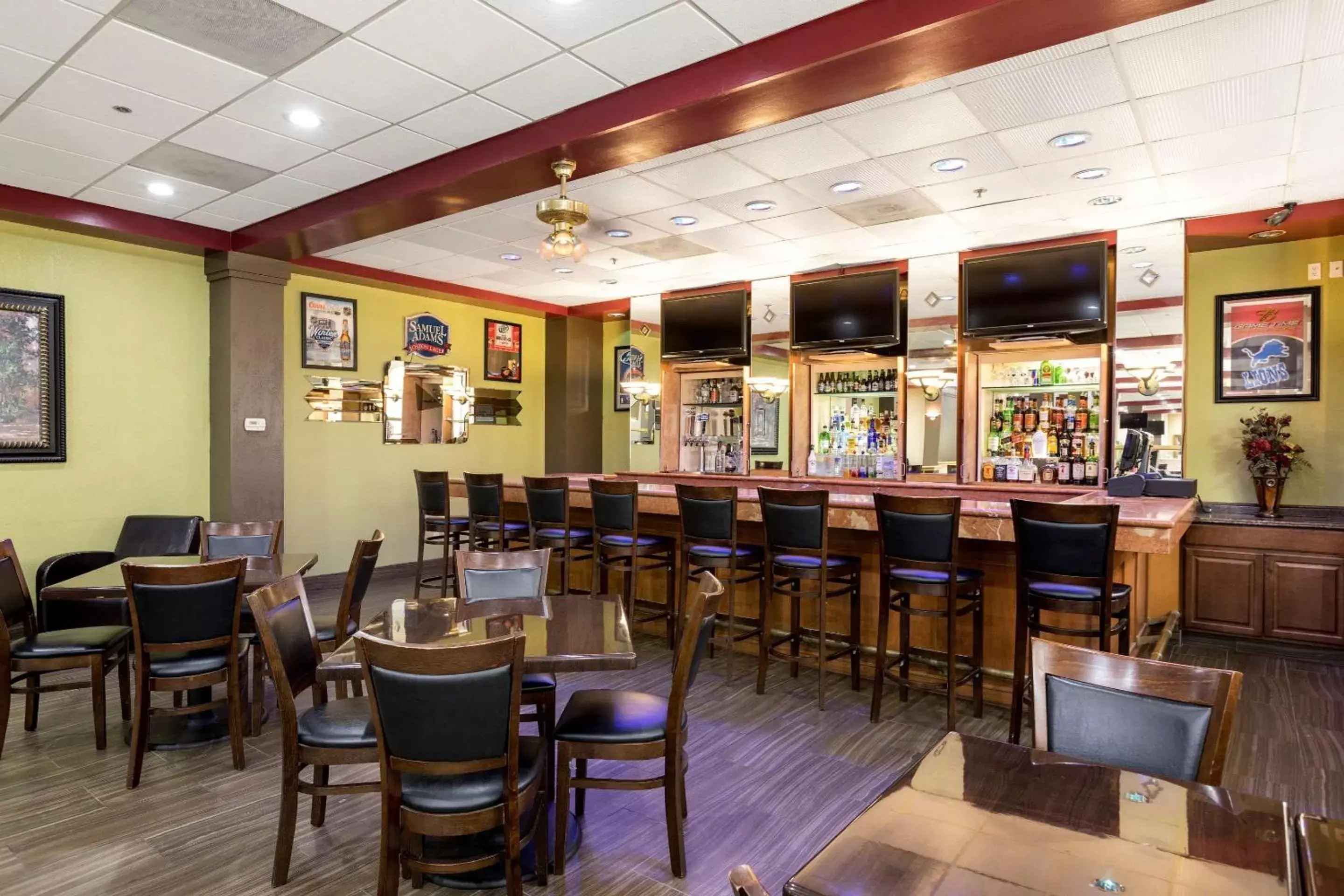 Lounge or bar, Restaurant/Places to Eat in Clarion Hotel Detroit Metro Airport