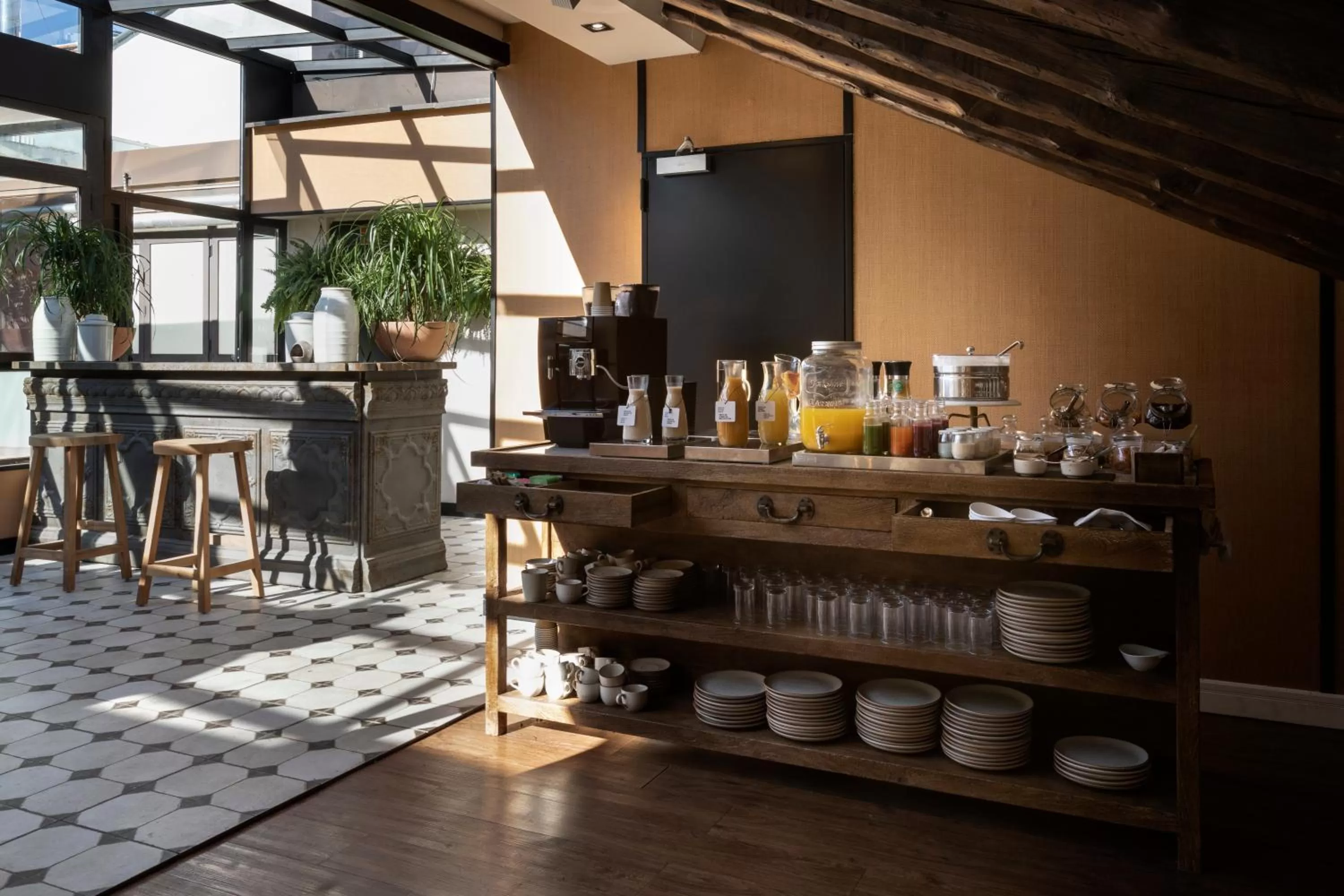 Restaurant/places to eat in Petit Palace Preciados