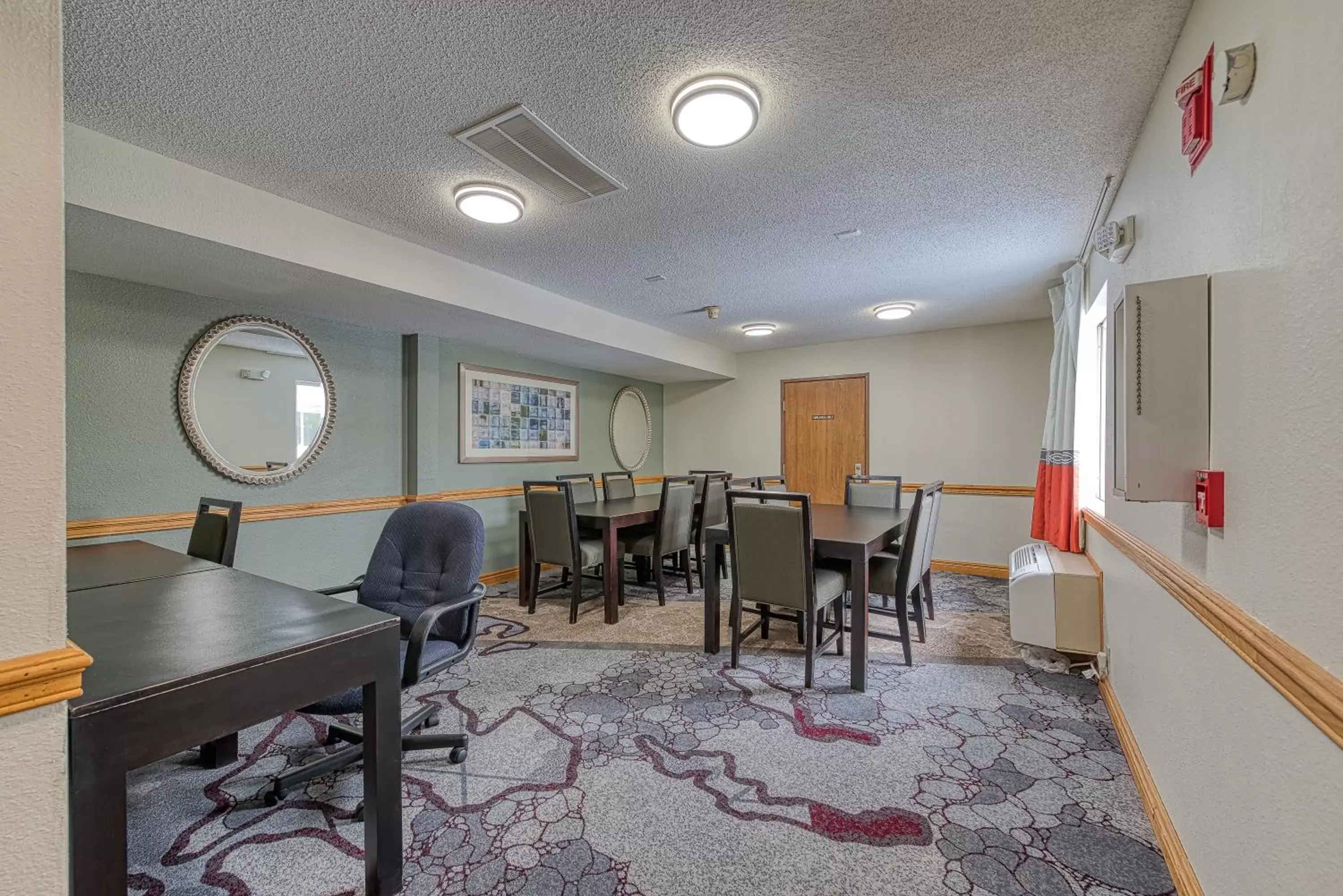 Meeting/conference room, Restaurant/Places to Eat in American Inn & suites