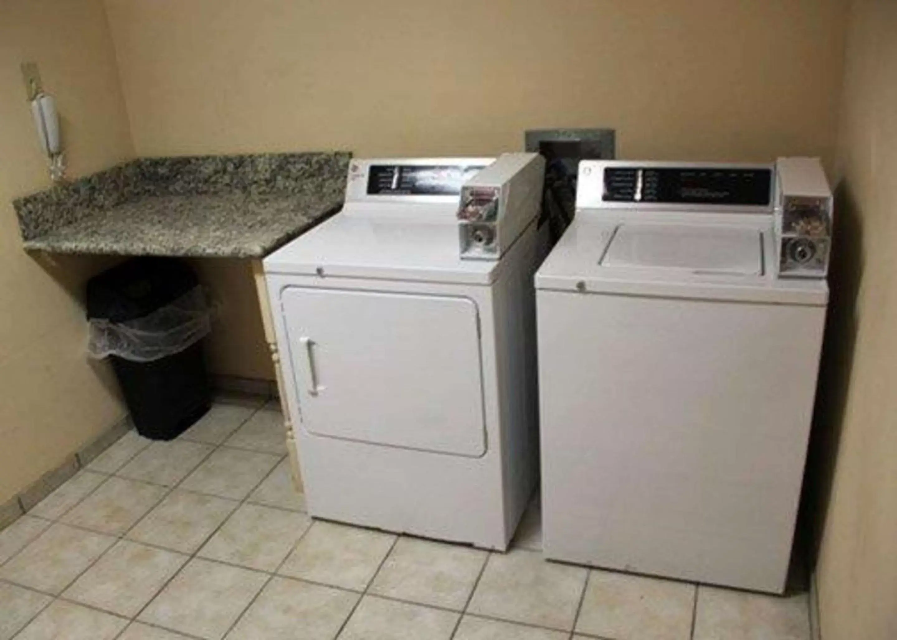 On site, Kitchen/Kitchenette in Comfort Inn & Suites Airport Convention Center