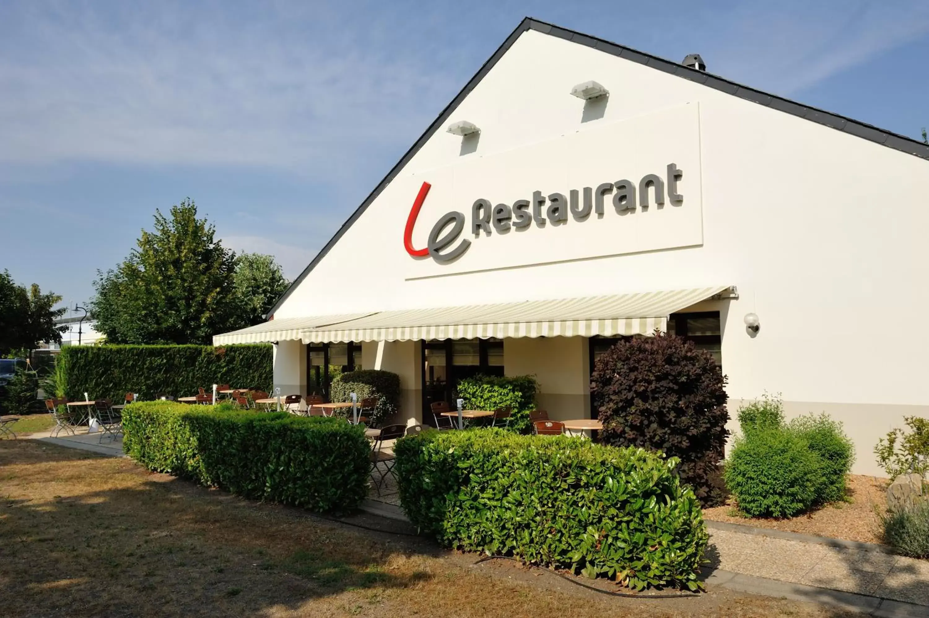 Restaurant/places to eat, Property Building in Campanile Clermont-Ferrand ~ Aubière
