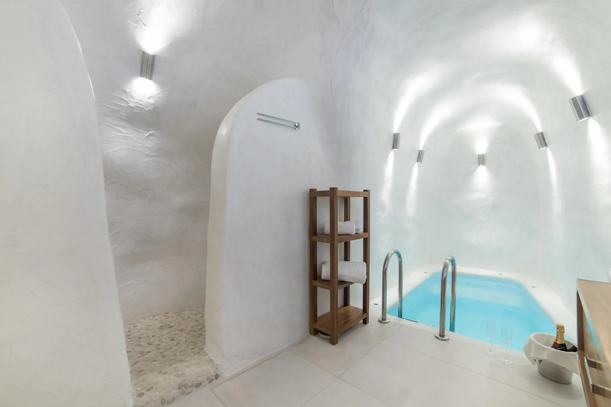 Hot Tub, Bathroom in Daydream Luxury Suites