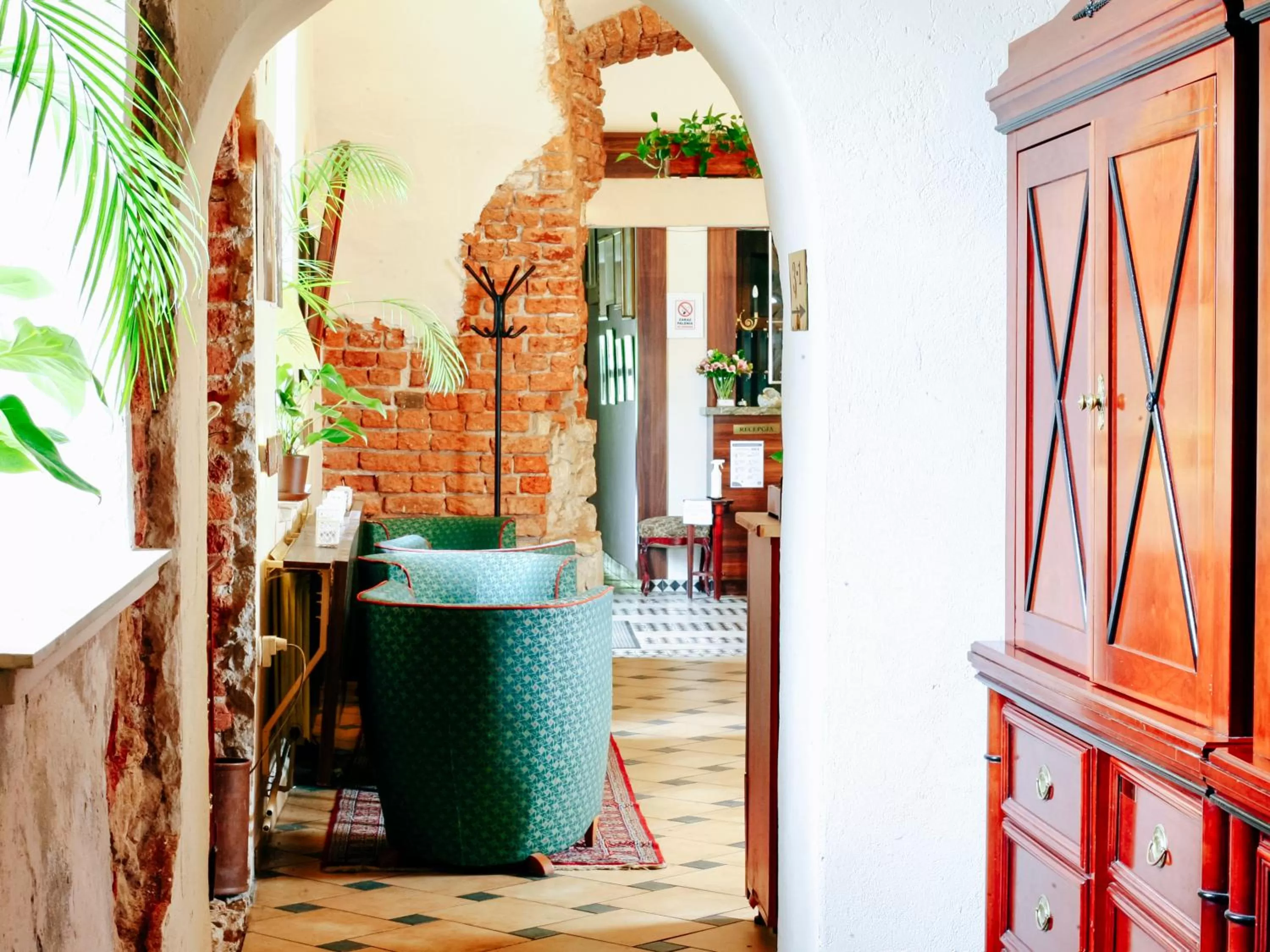 Restaurant/places to eat in Miodosytnia Aparthotel