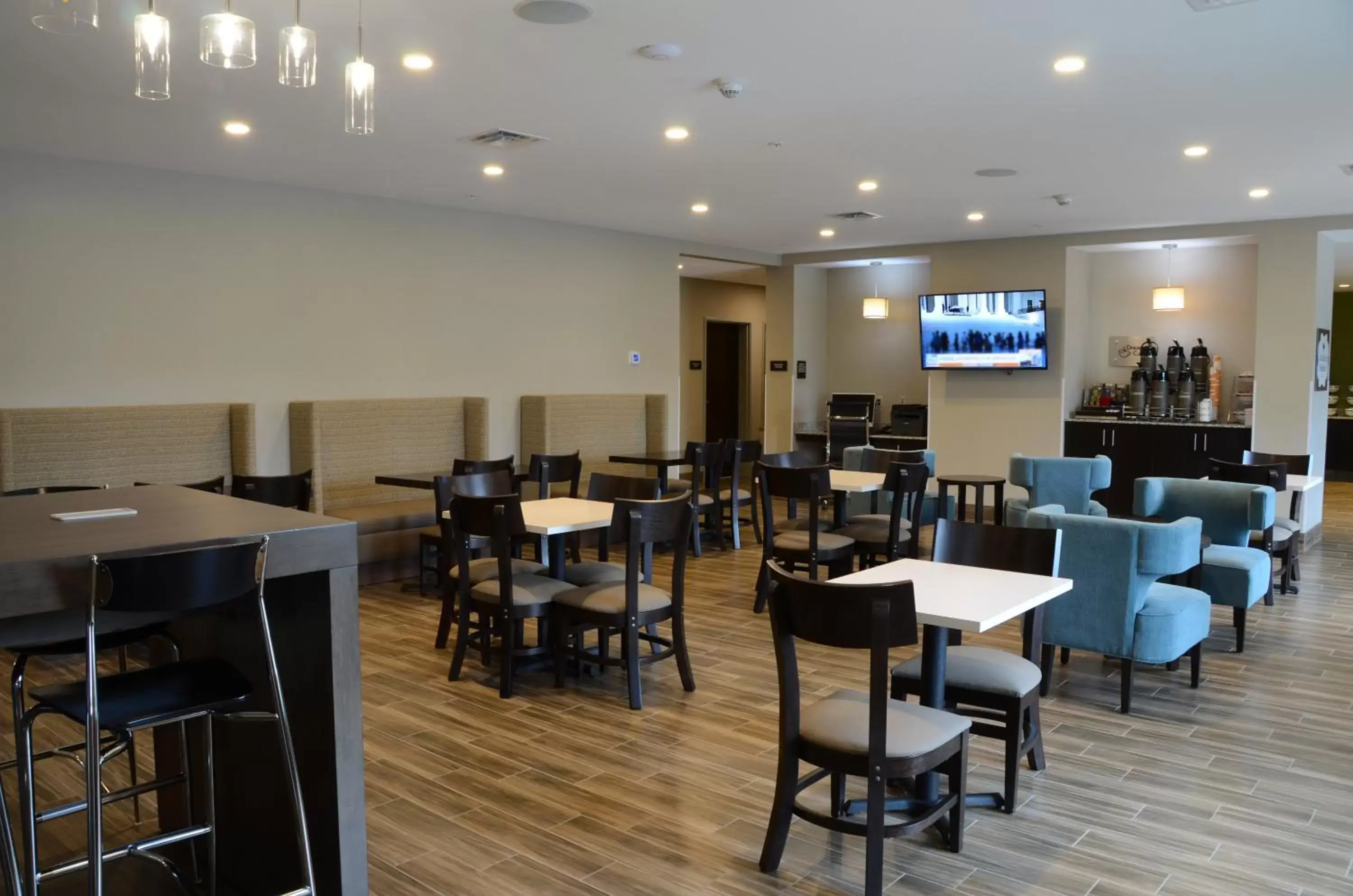 Restaurant/Places to Eat in MainStay Suites