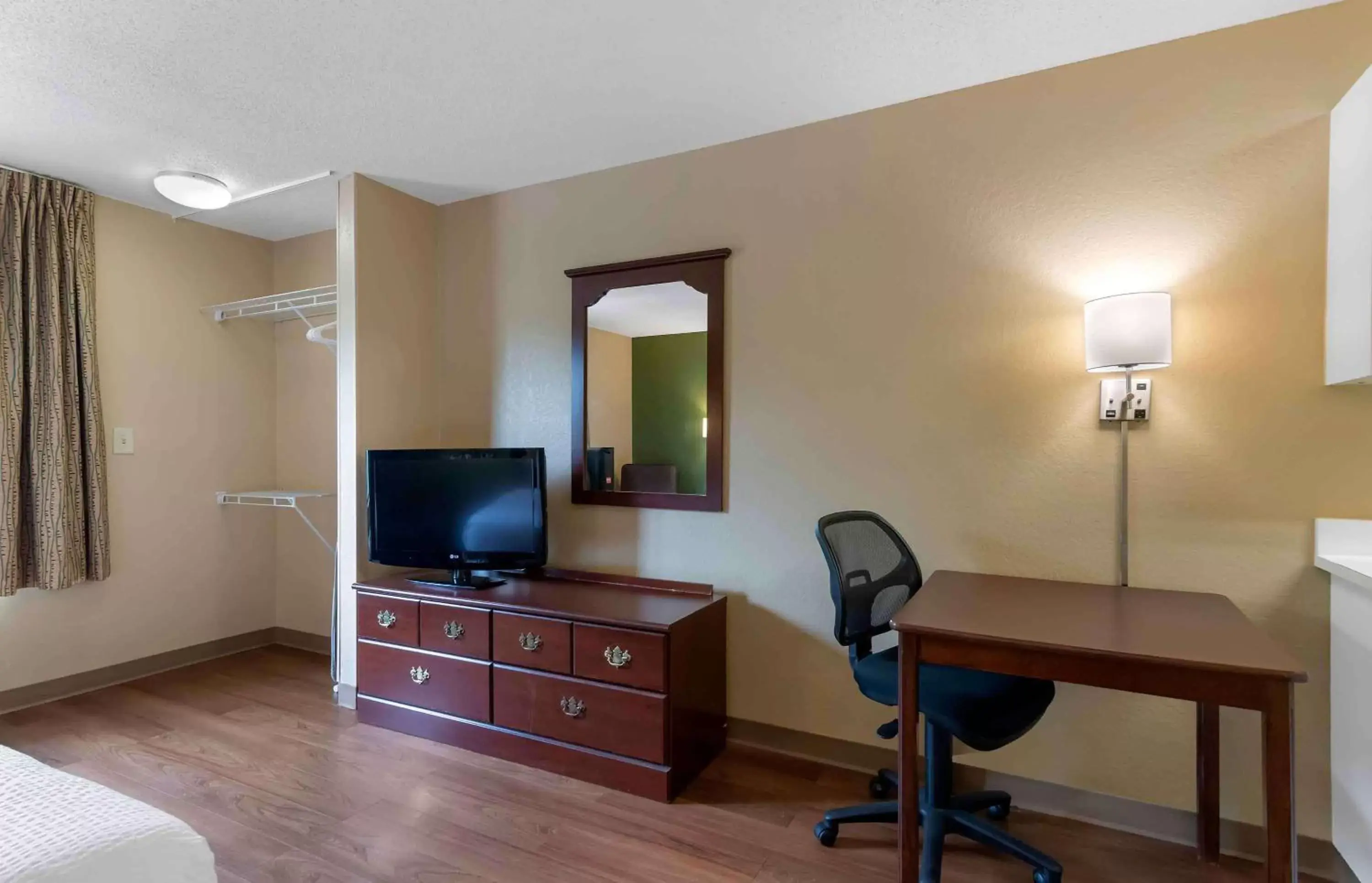 Bedroom, TV/Entertainment Center in Extended Stay America Suites - Atlanta - Perimeter - Crestline