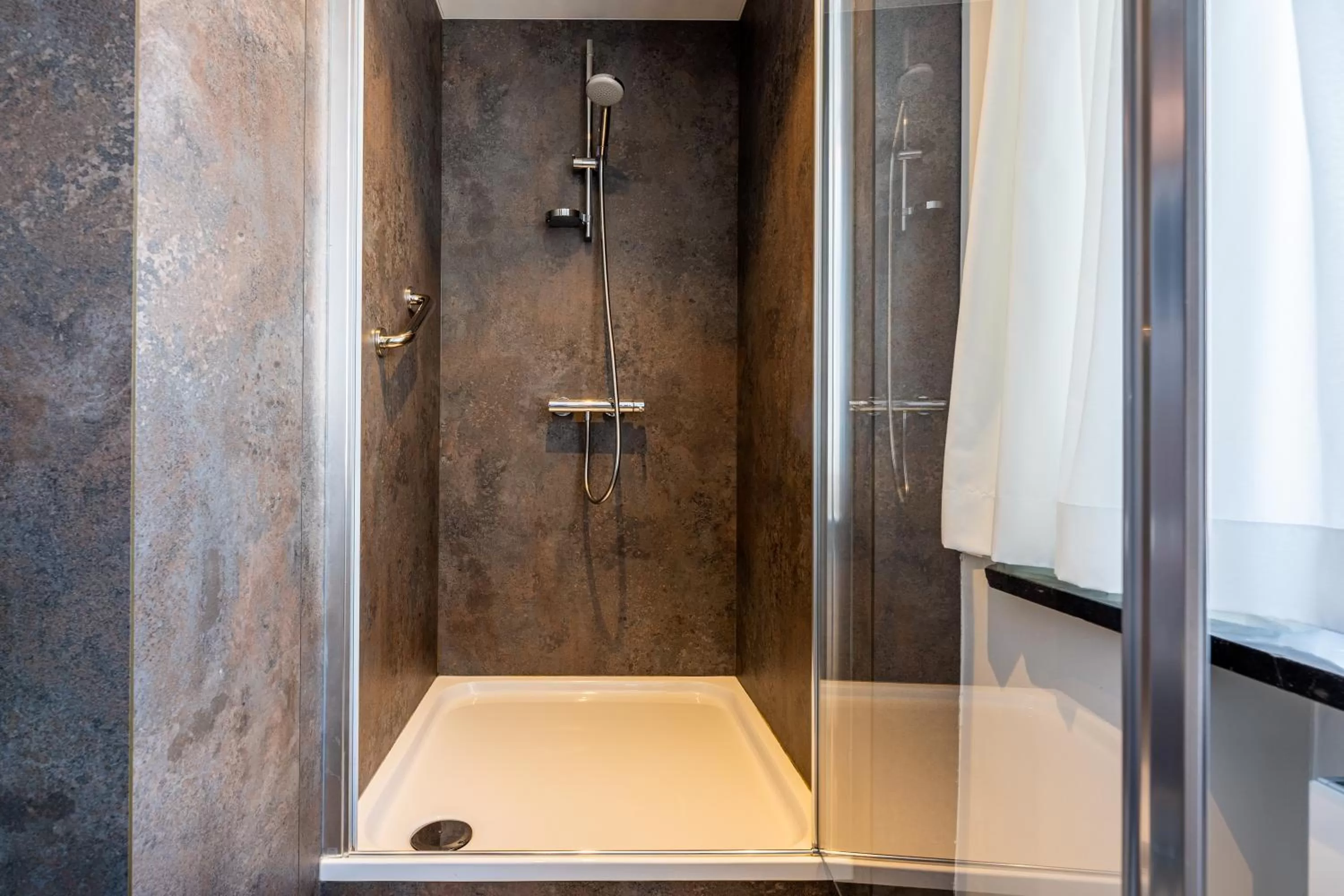 Shower in Hotel Central