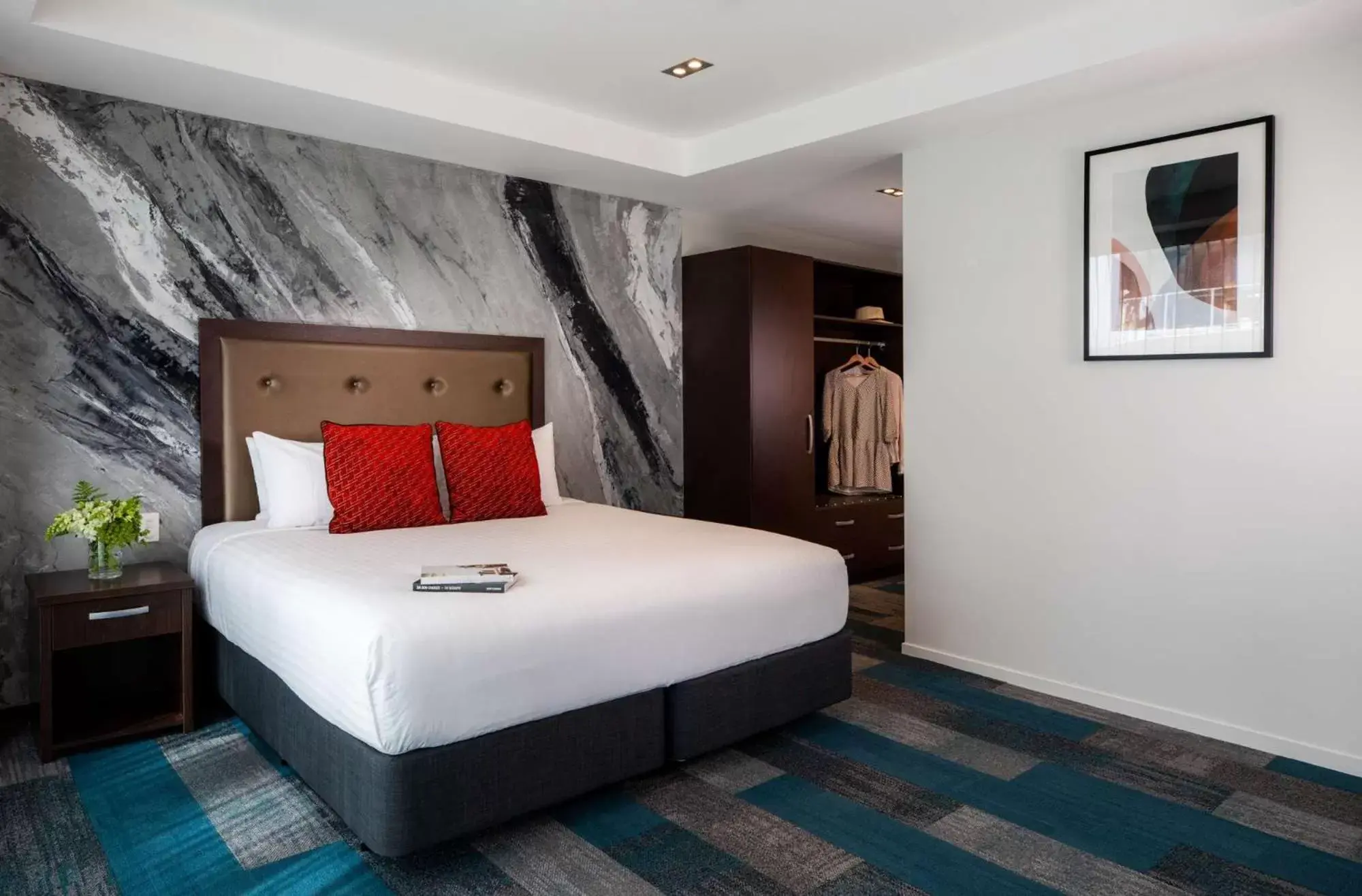 Photo of the whole room, Bed in Rydges Auckland