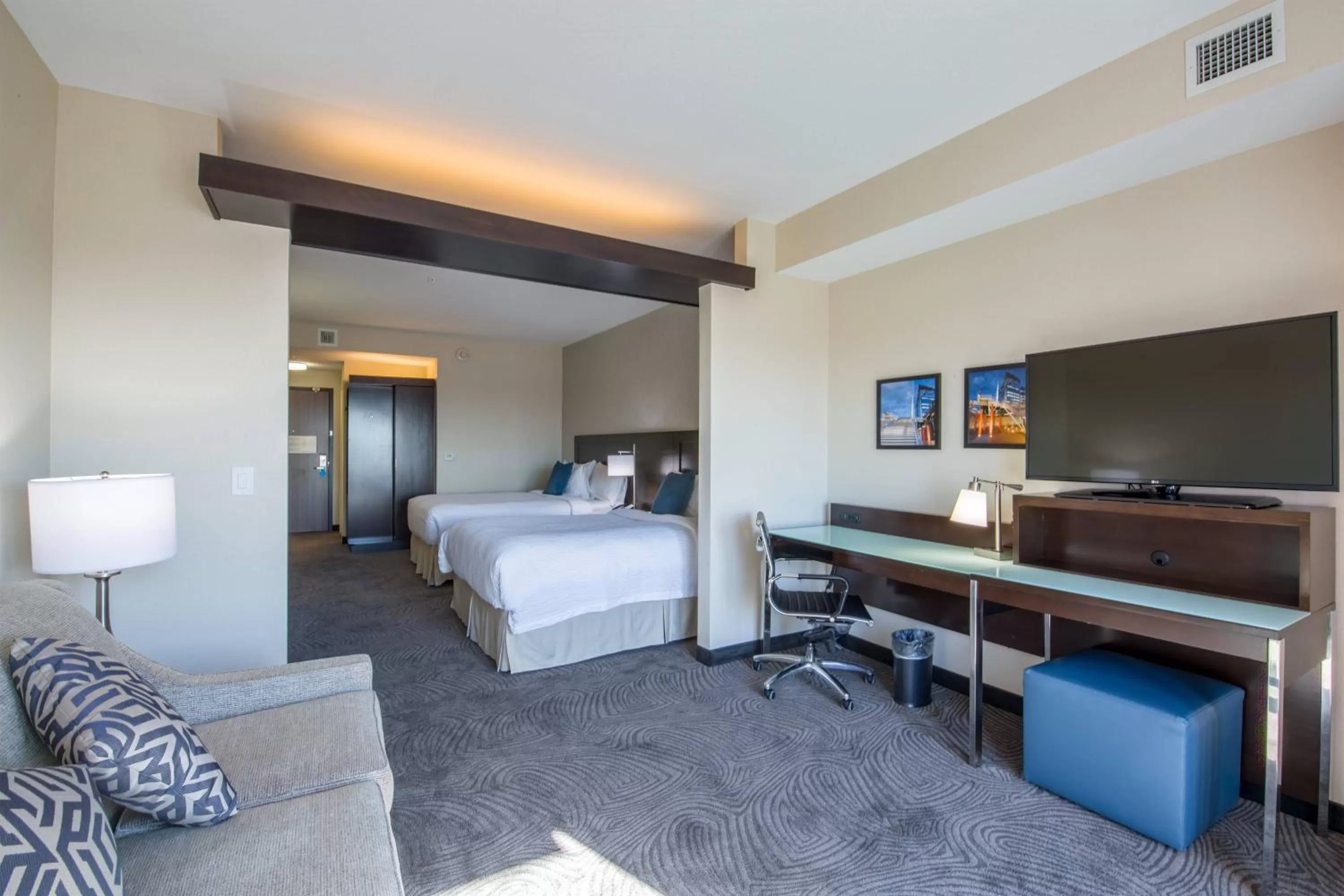 Living room, Bed in Fairfield Inn & Suites by Marriott Denver Downtown