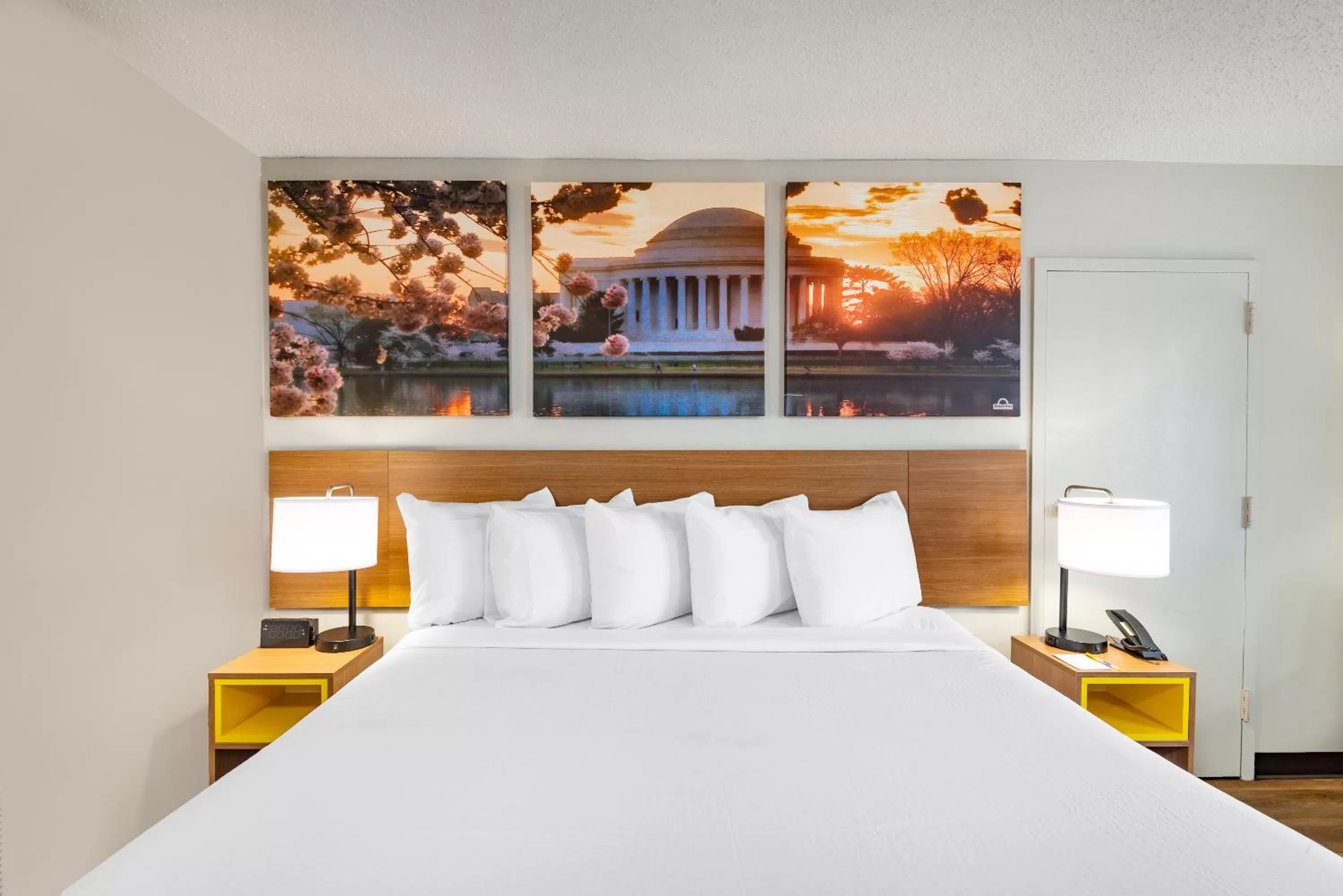 Bed in Days Inn by Wyndham Charlottesville/University Area