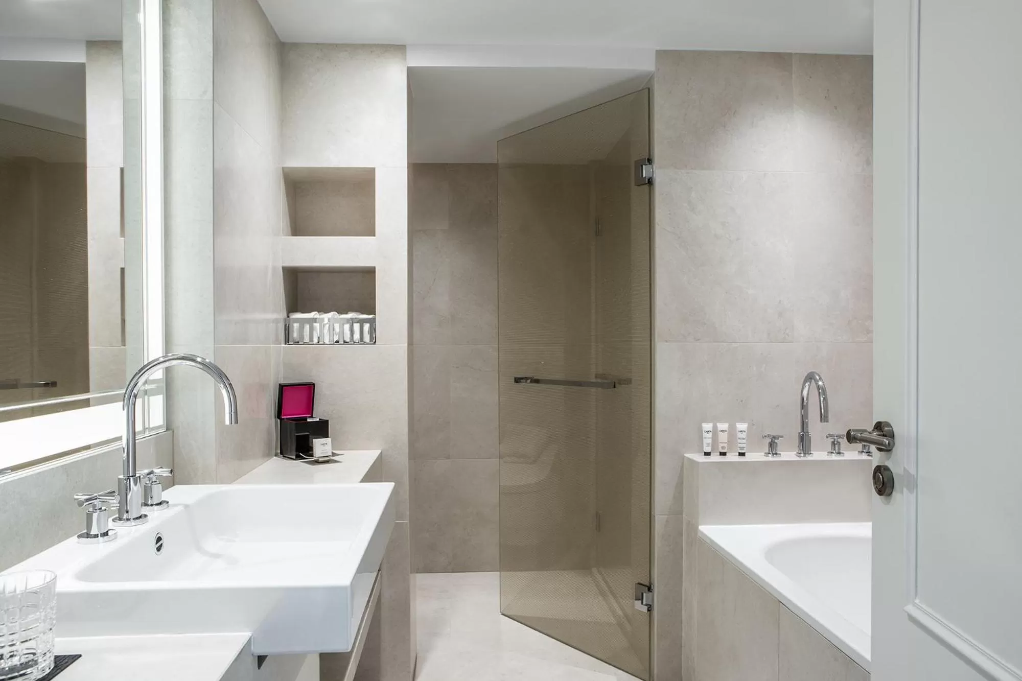 Shower in Fauchon l'Hôtel Paris