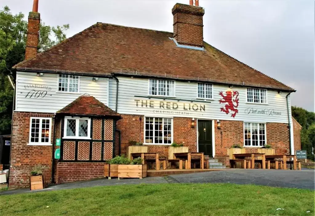 Property Building in The Red Lion Charing Heath