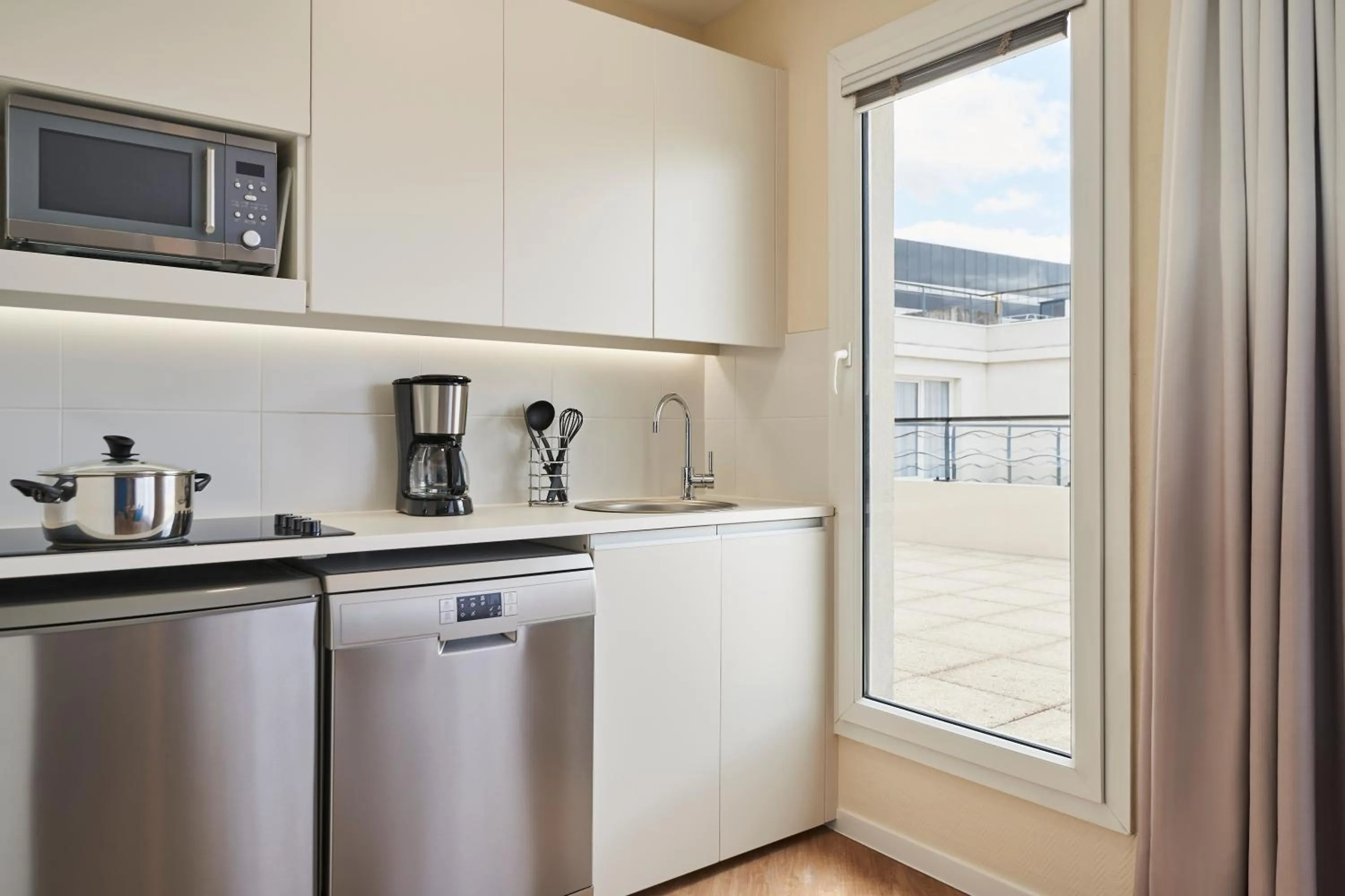 Kitchen or kitchenette in Aparthotel Adagio Porte de Versailles