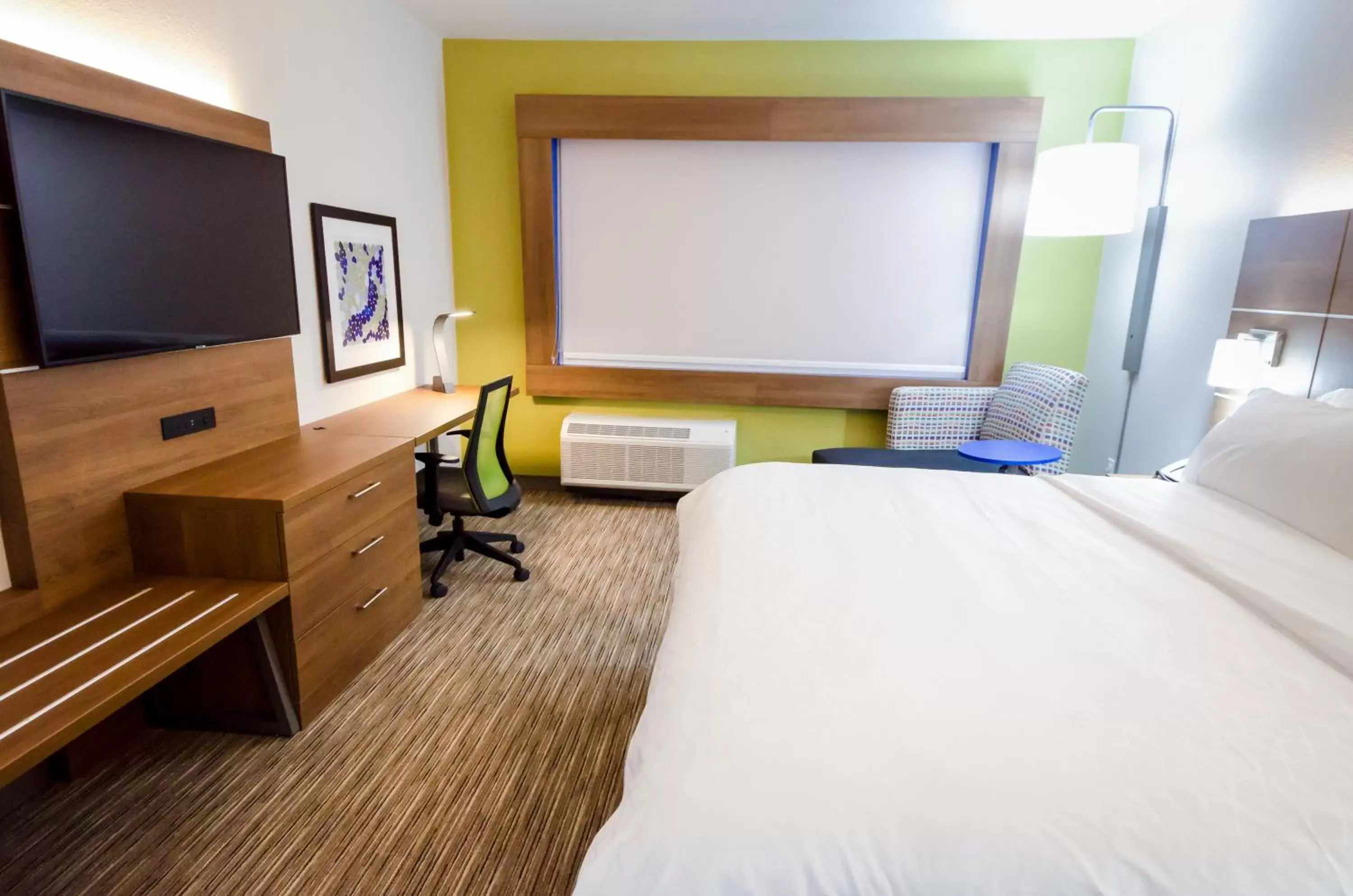 Photo of the whole room, TV/Entertainment Center in Holiday Inn Express & Suites Taylor, an IHG Hotel