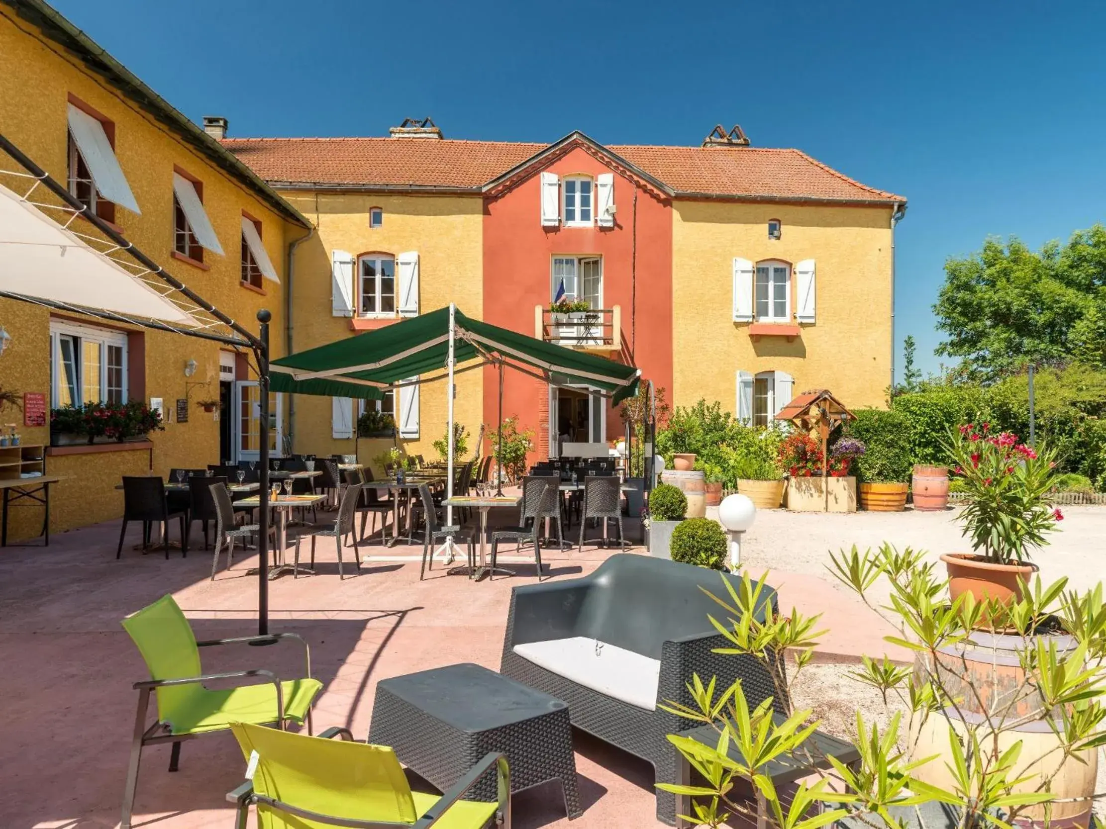 Patio, Property Building in Logis Hôtel L'Adourable Auberge