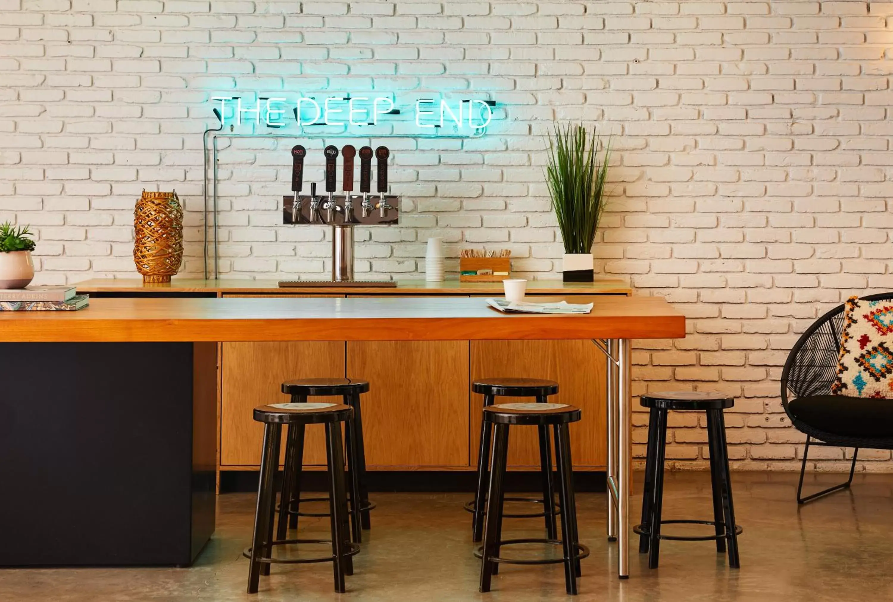 Lounge or bar, Kitchen/Kitchenette in Bluebird Spa City Motor Lodge