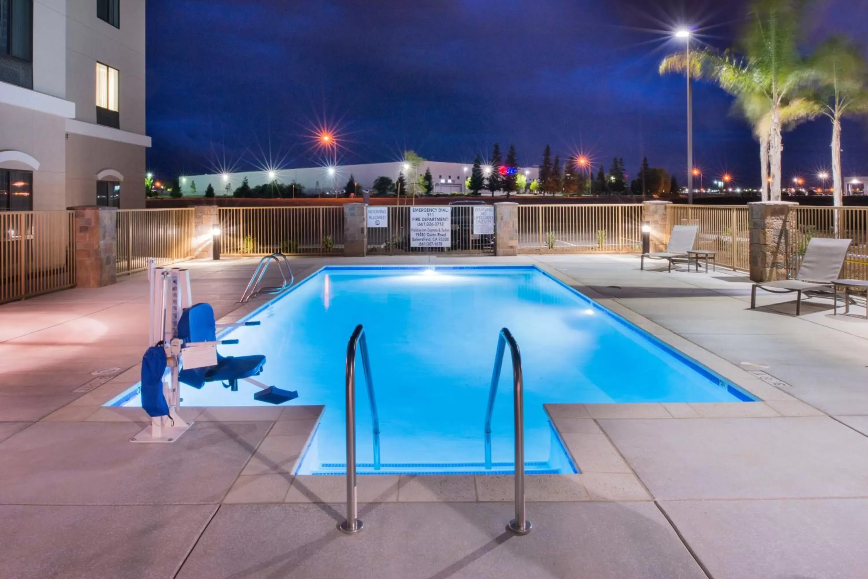 Swimming pool in Holiday Inn Express & Suites Bakersfield Airport by IHG Swimming pool in Holiday Inn Express & Suites Bakersfield Airport by IHG