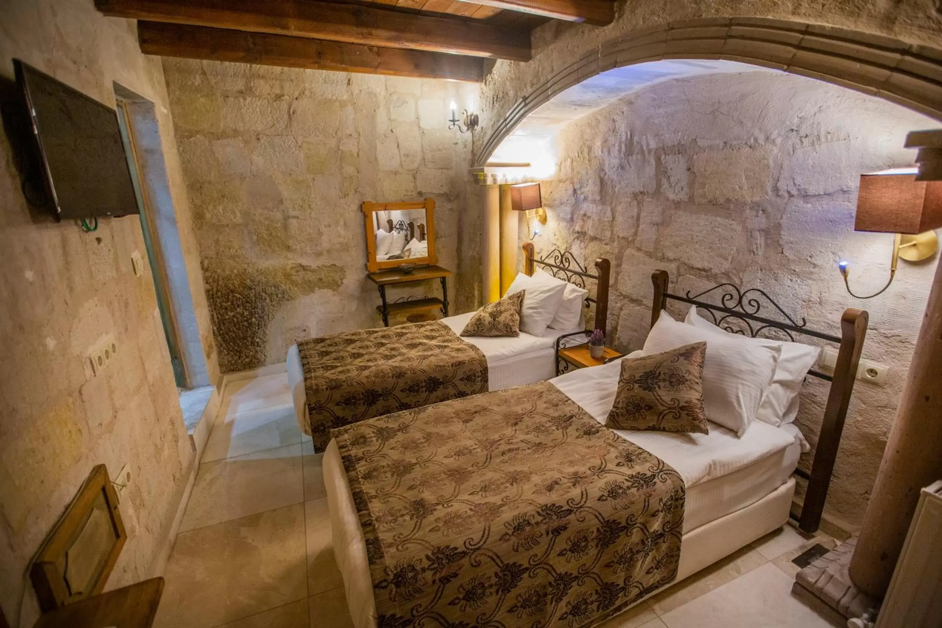 Bed in Divan Cave House