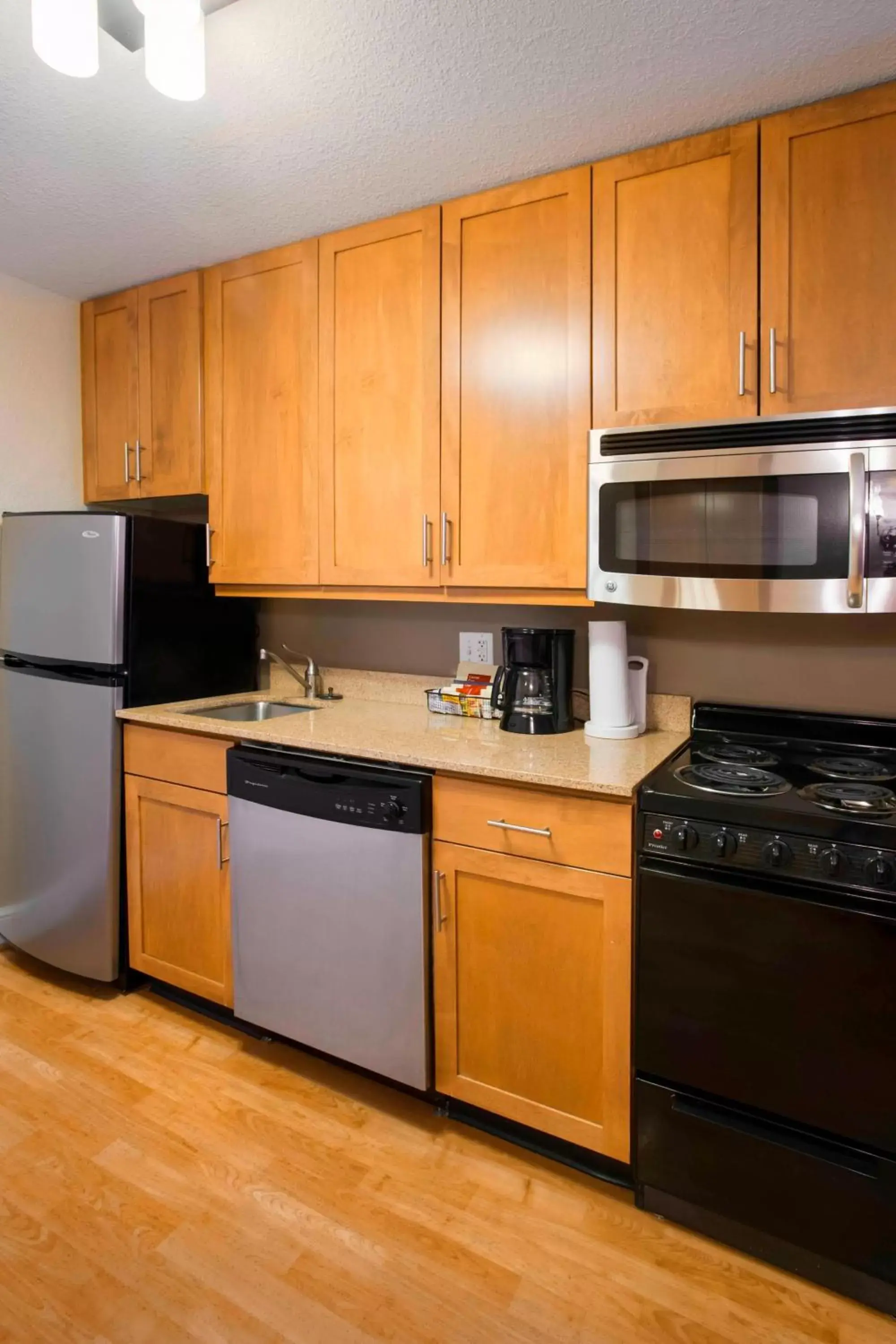 Kitchen or kitchenette, Kitchen/Kitchenette in TownePlace Suites by Marriott Kansas City Overland Park