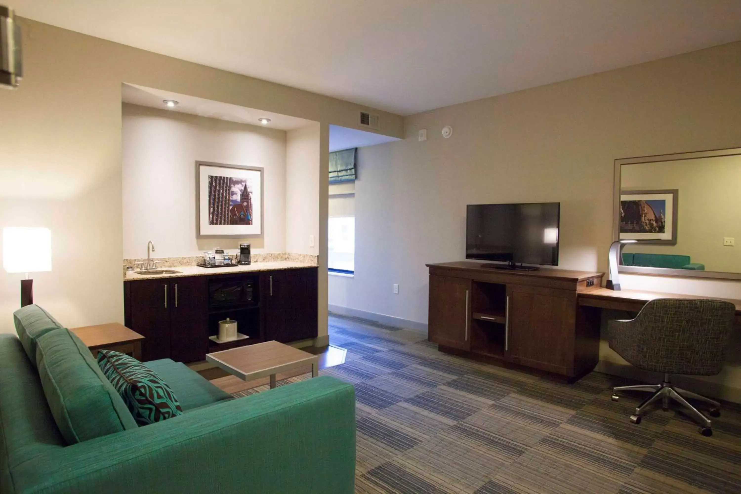 Bed, Seating Area in Hampton Inn & Suites St. Paul Downtown