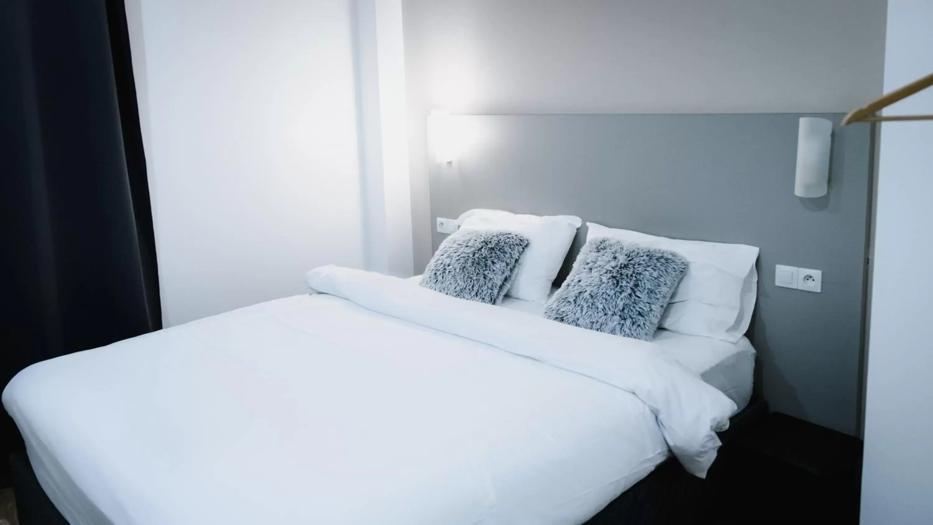 Double Room in Hôtel des Arcades Double Room in Hôtel des Arcades