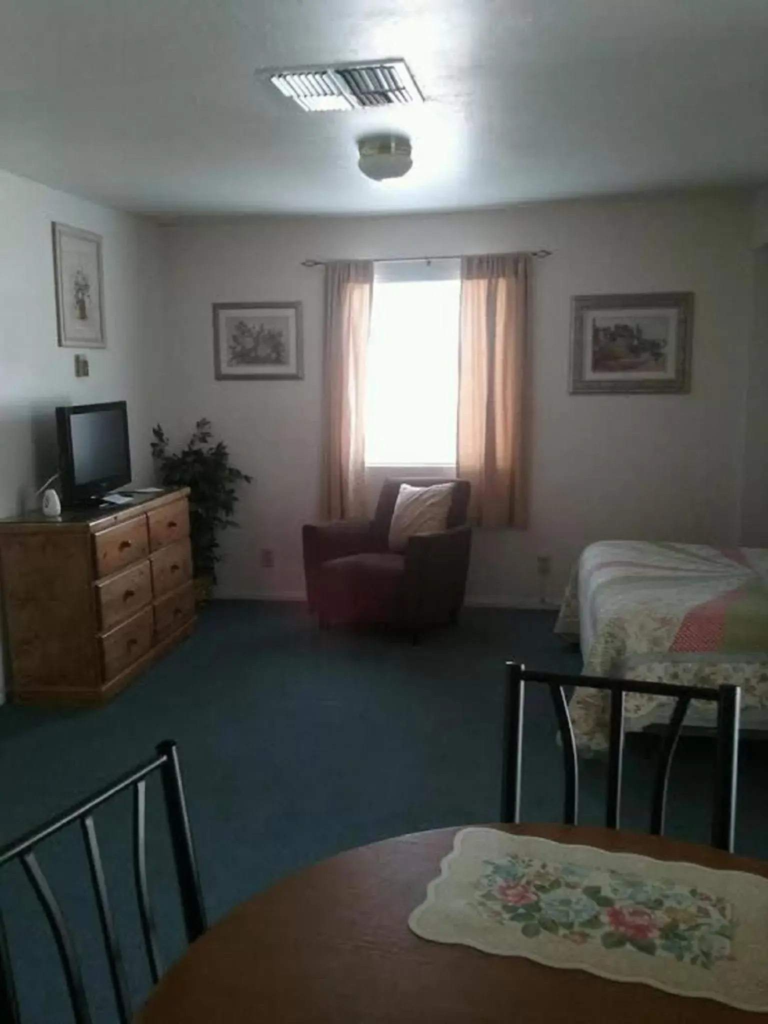 Day, Seating Area in Bishop Village Motel