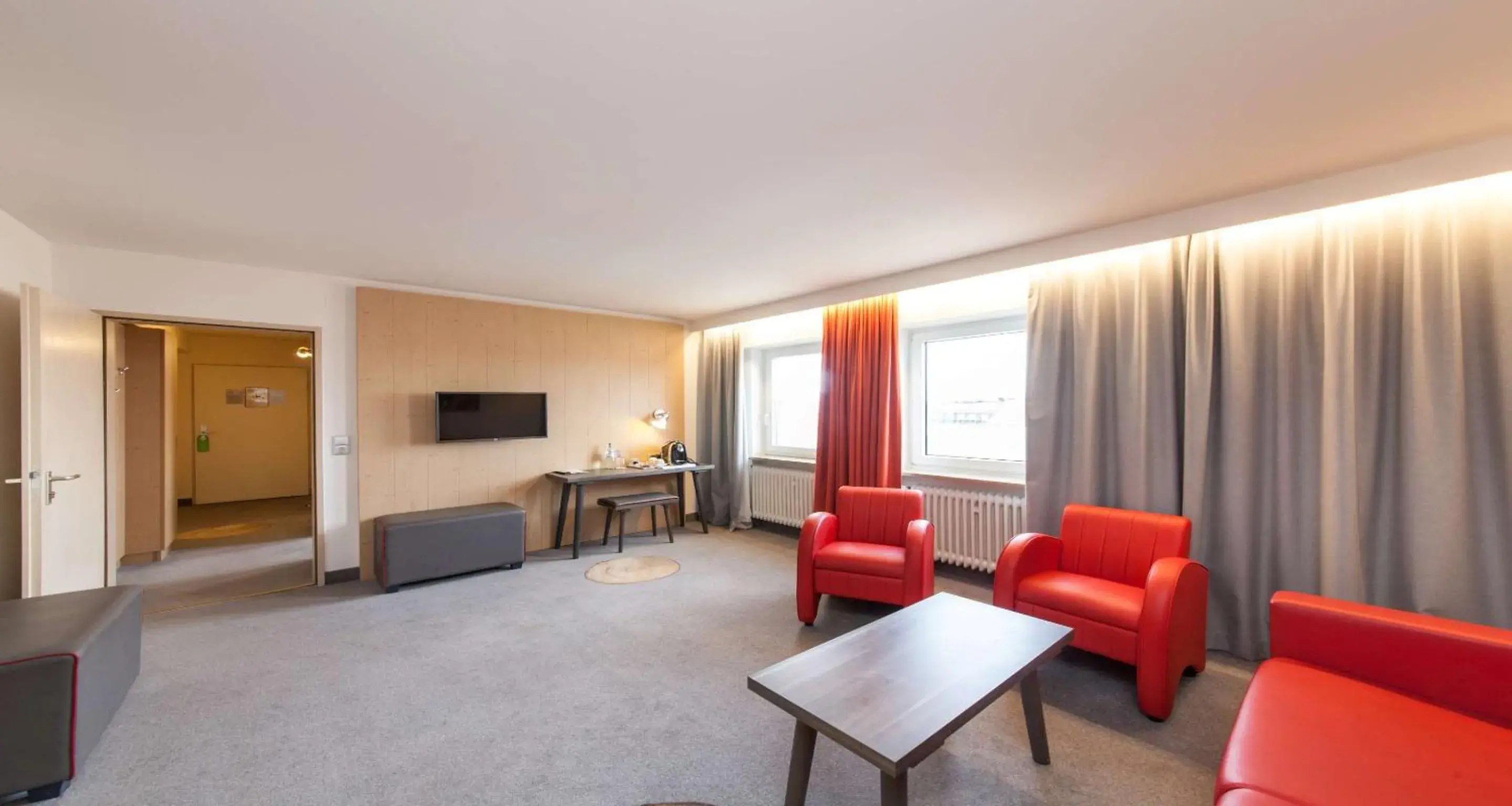 Photo of the whole room, Seating Area in Sure Hotel by Best Western Muenchen Hauptbahnhof