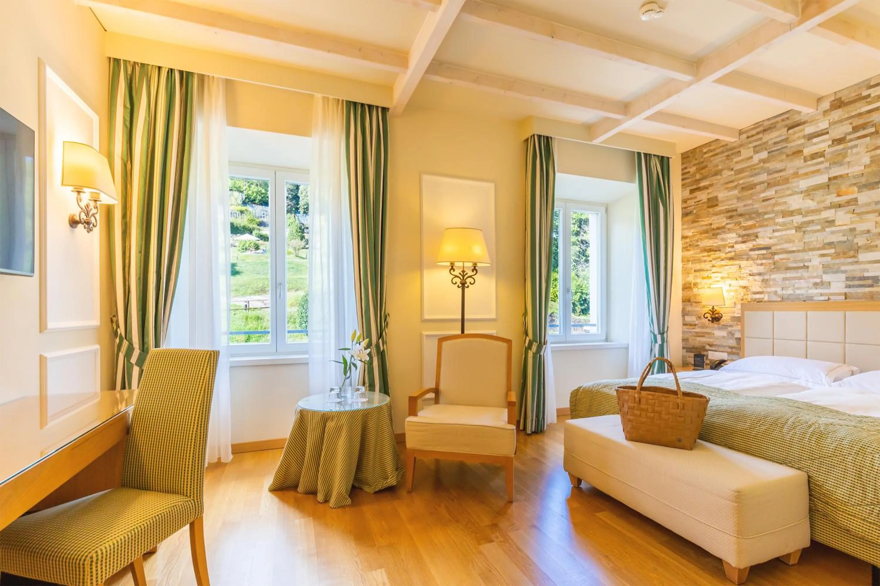 Seating area, Bed in Kurhaus Cademario Hotel & SPA - Adults Only