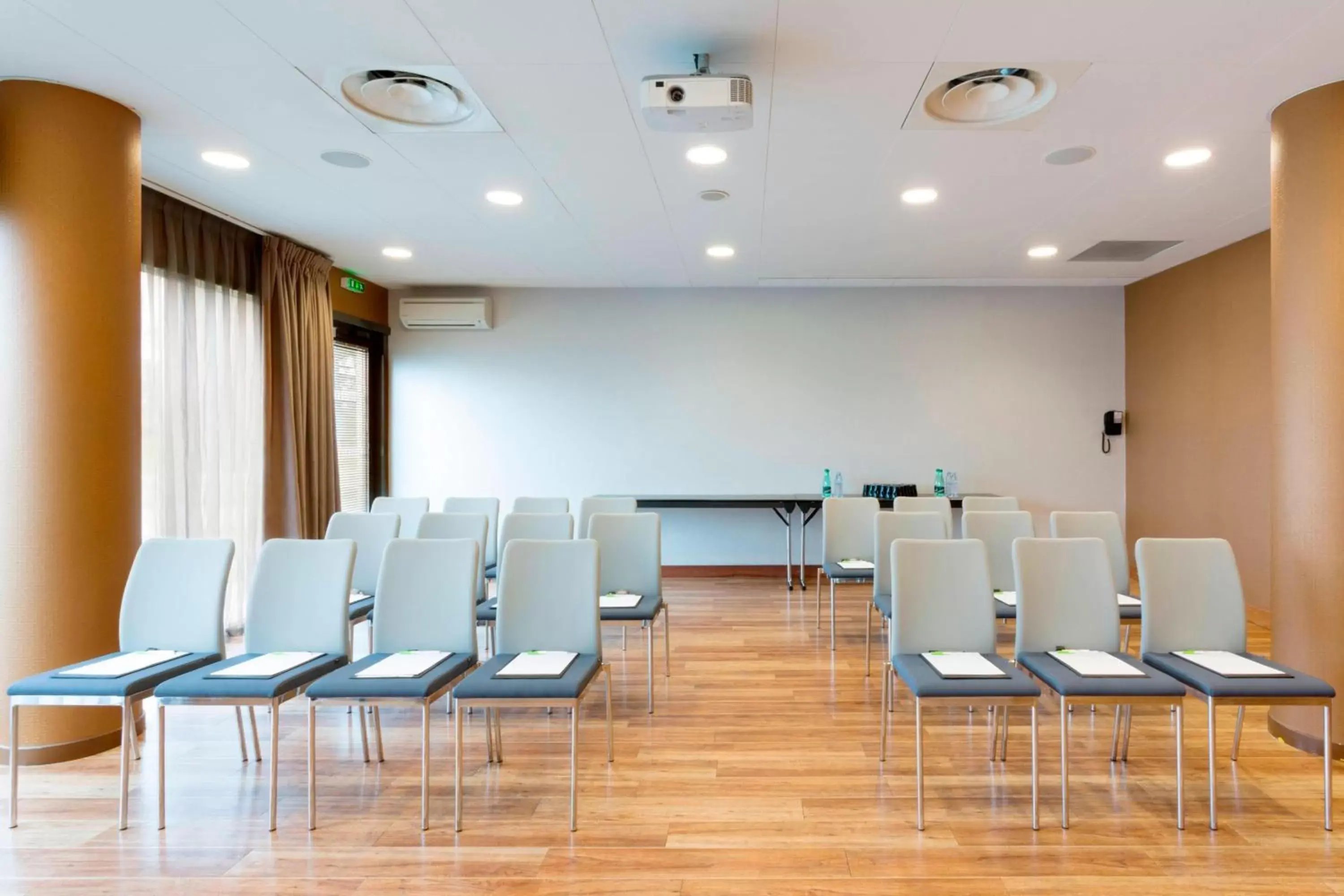 Meeting/conference room in Courtyard by Marriott Toulouse Airport