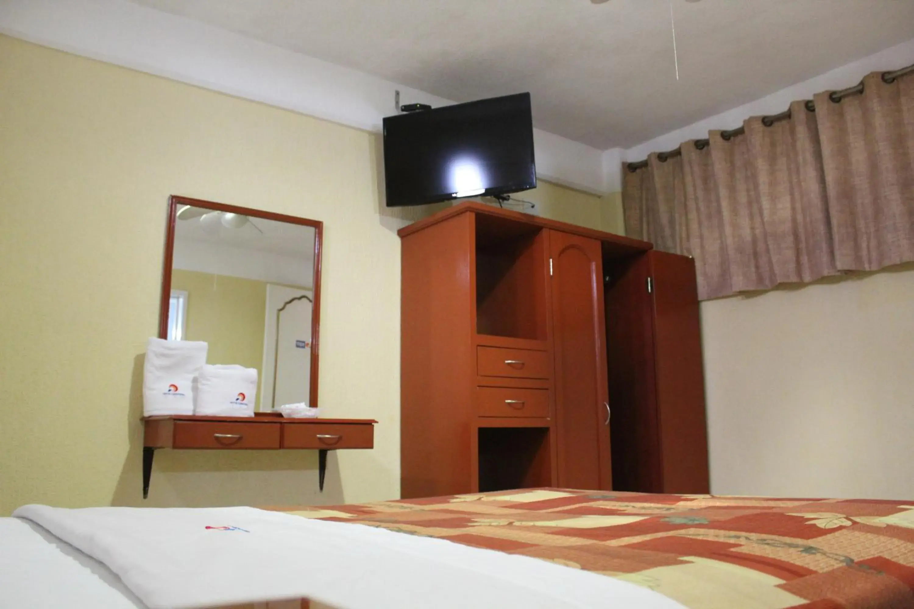 Bed, TV/Entertainment Center in Hotel Central