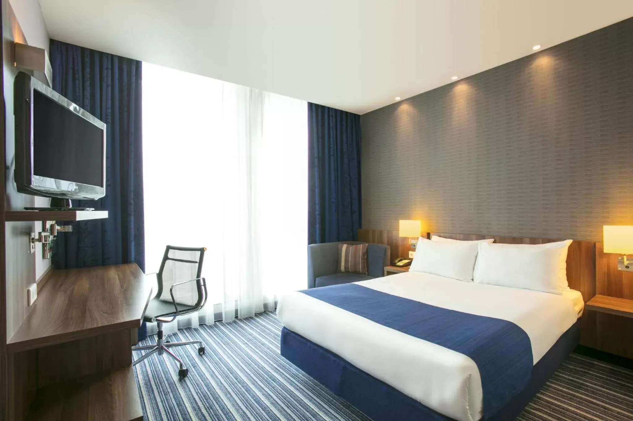 Photo of the whole room, Bed in Holiday Inn Express Utrecht - Papendorp, an IHG Hotel