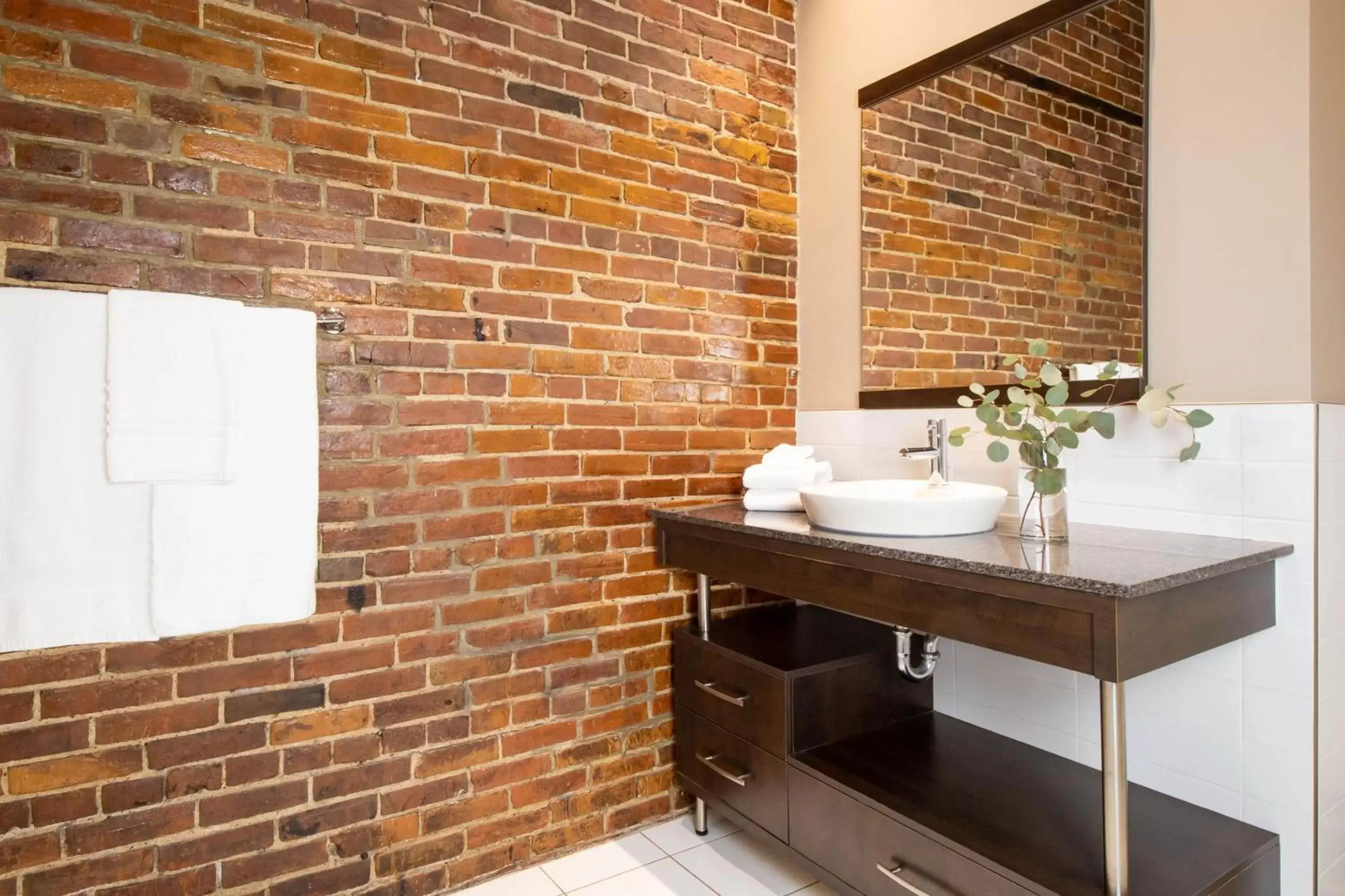 Bathroom in Retro Suites Hotel