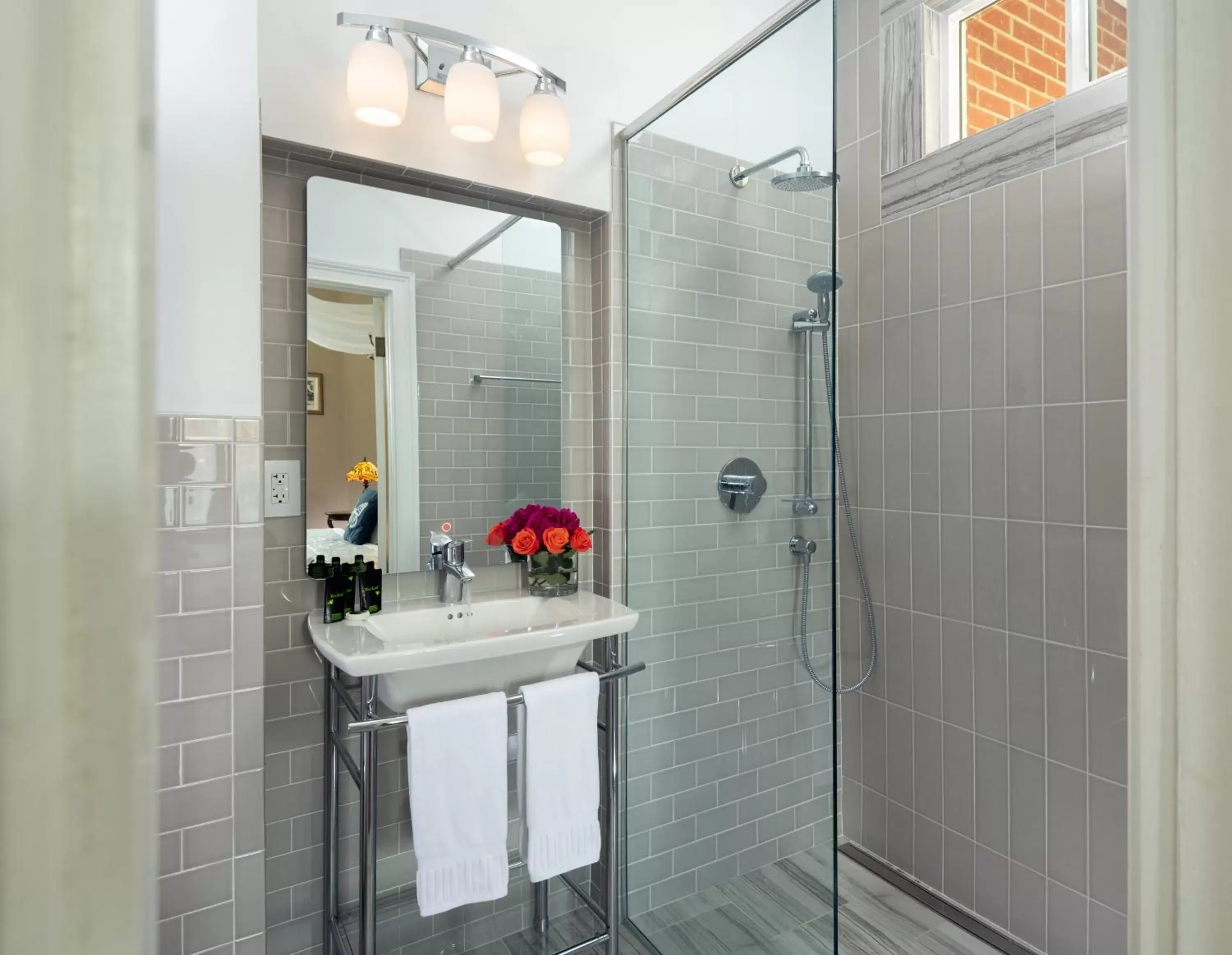 Shower, Bathroom in South Court Inn