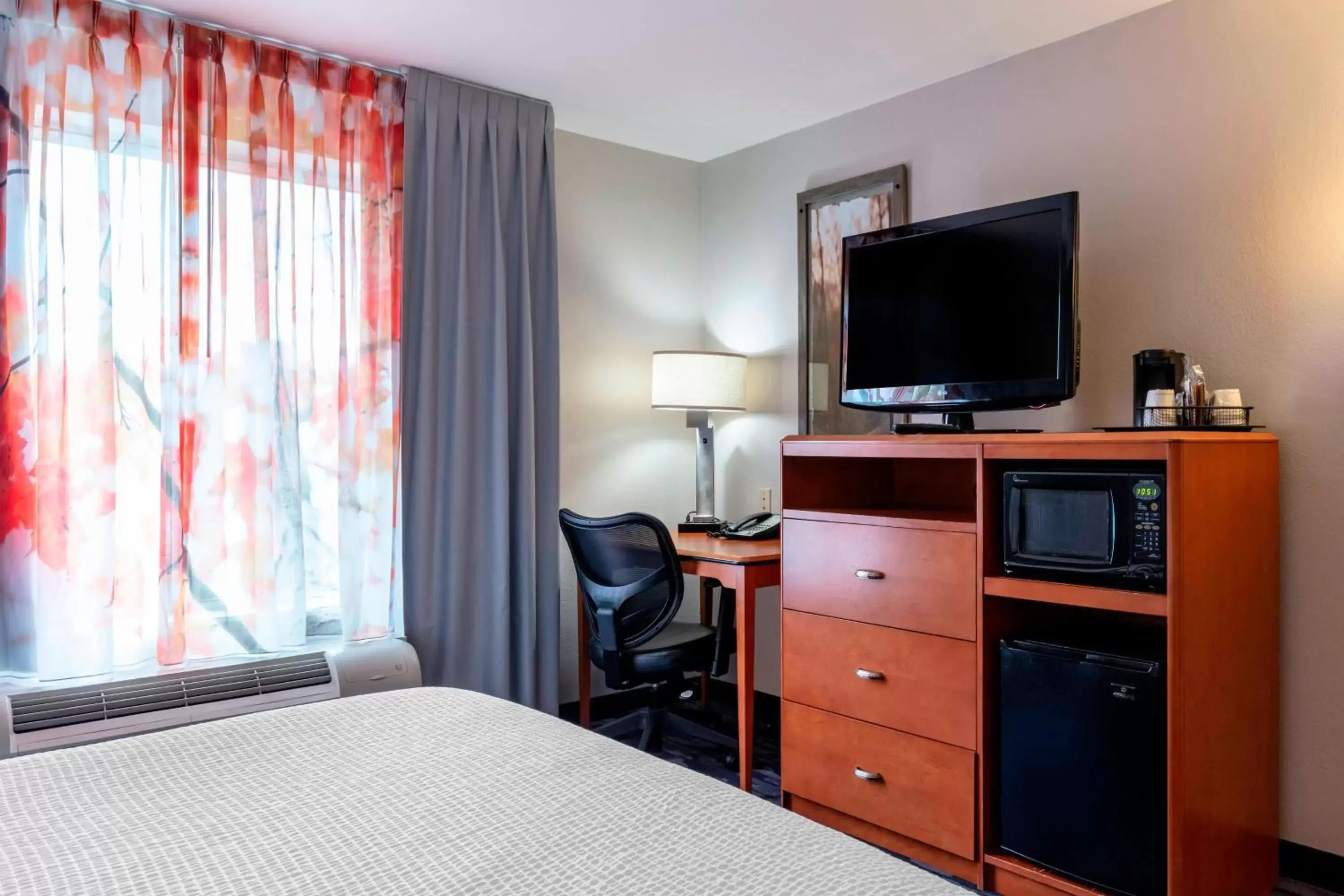 Photo of the whole room, TV/Entertainment Center in Fairfield Inn & Suites Columbus