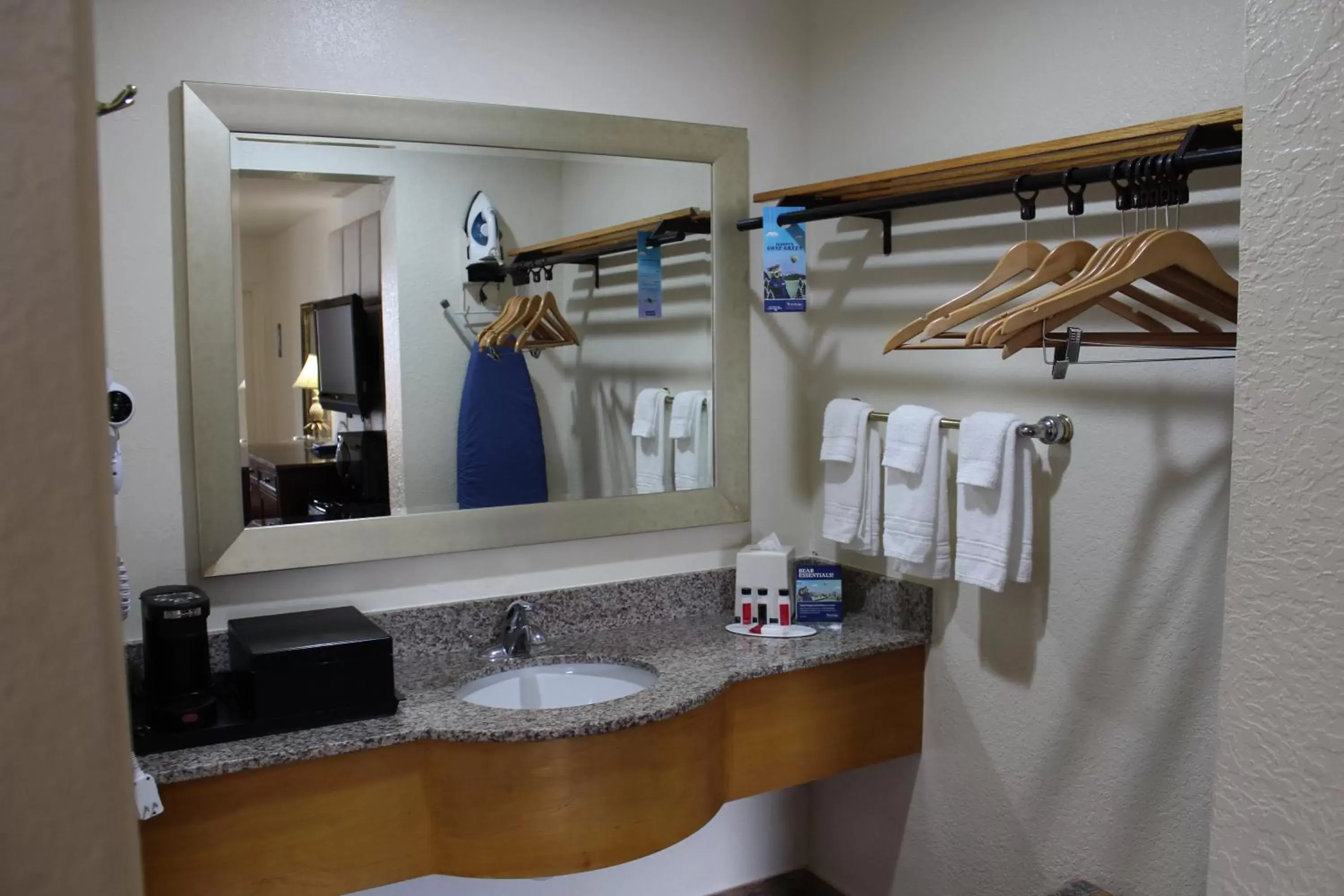 wardrobe, Bathroom in Travelodge by Wyndham Florida City/Homestead/Everglades