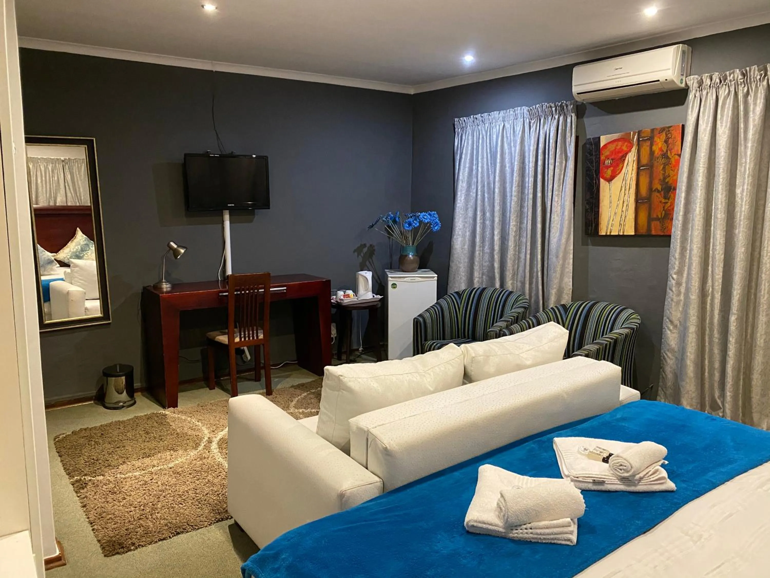 Seating area, Bed in Marion Lodge