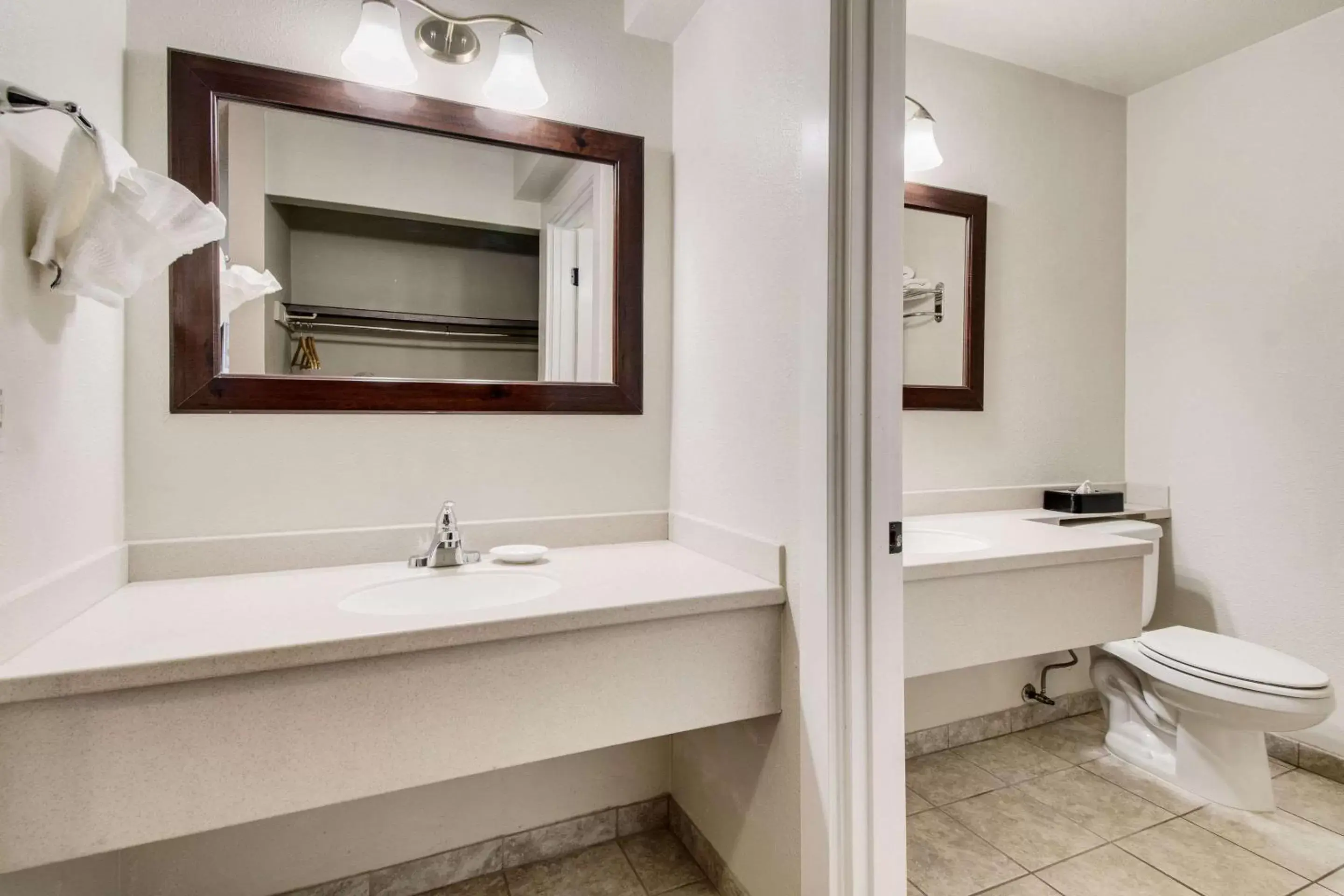 Bathroom in Rodeway Inn & Suites Portland - Jantzen Beach