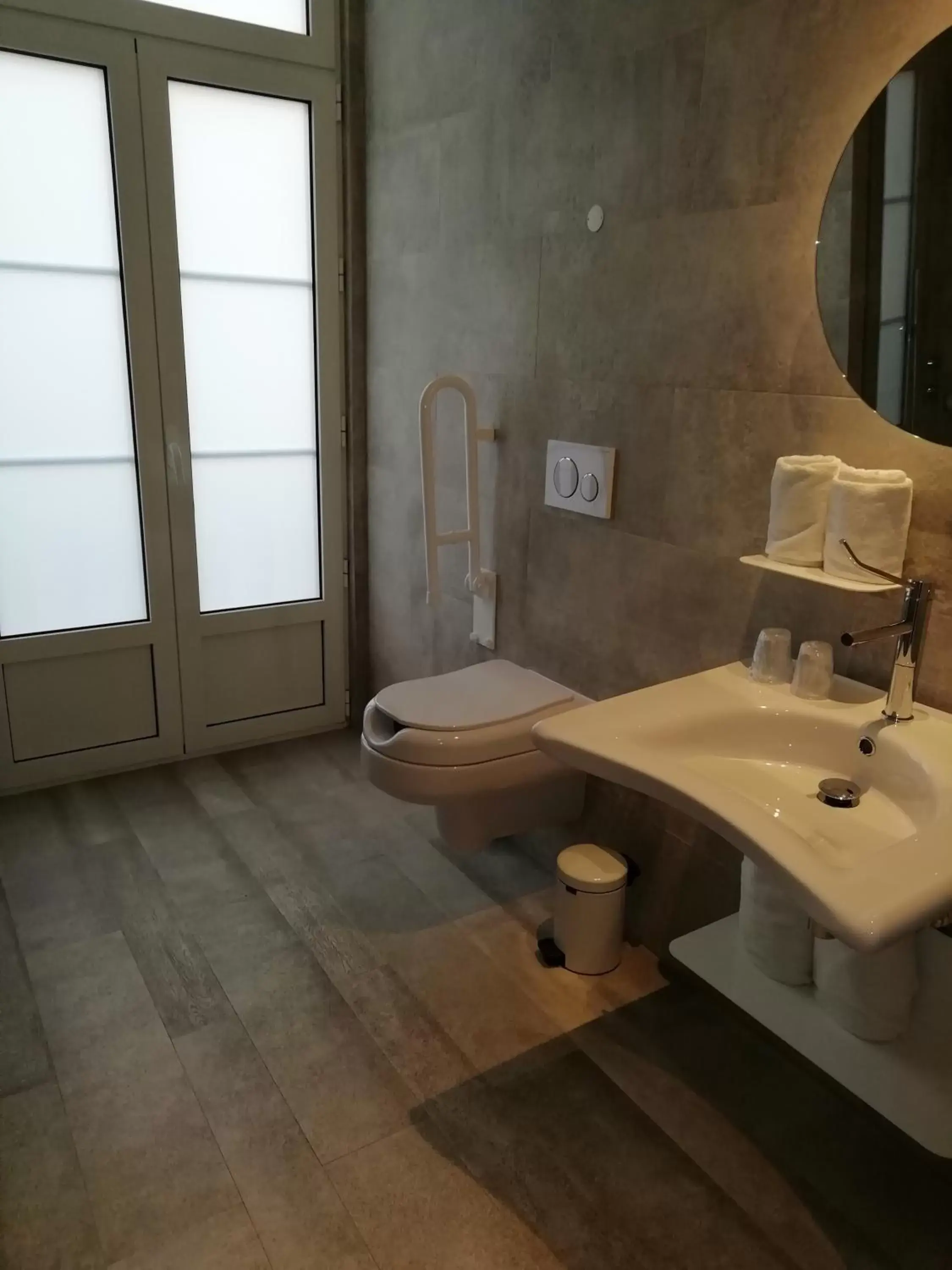 Facility for disabled guests, Bathroom in My Story Hotel Tejo