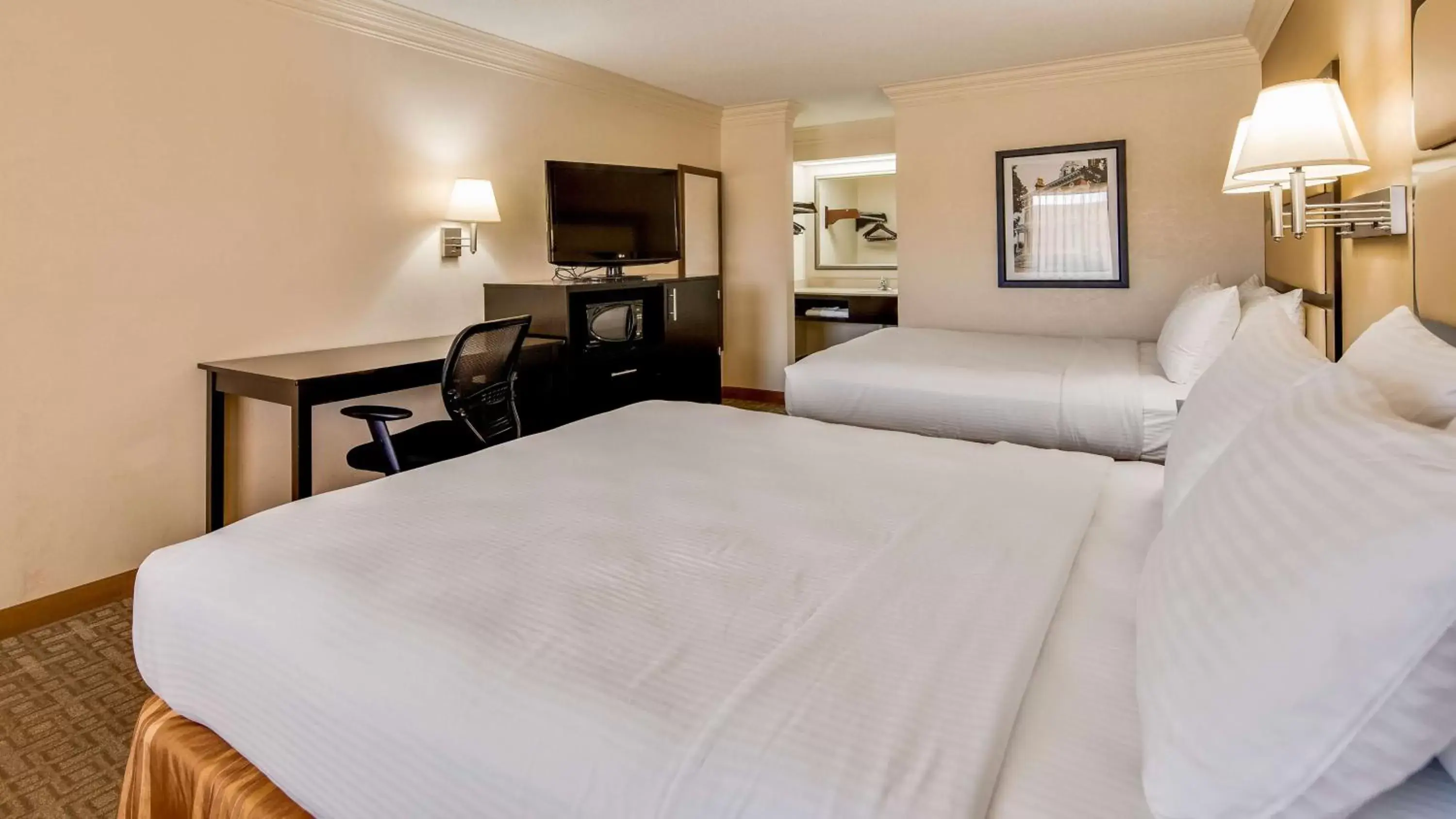 Bed in Best Western Inn & Suites of Macon