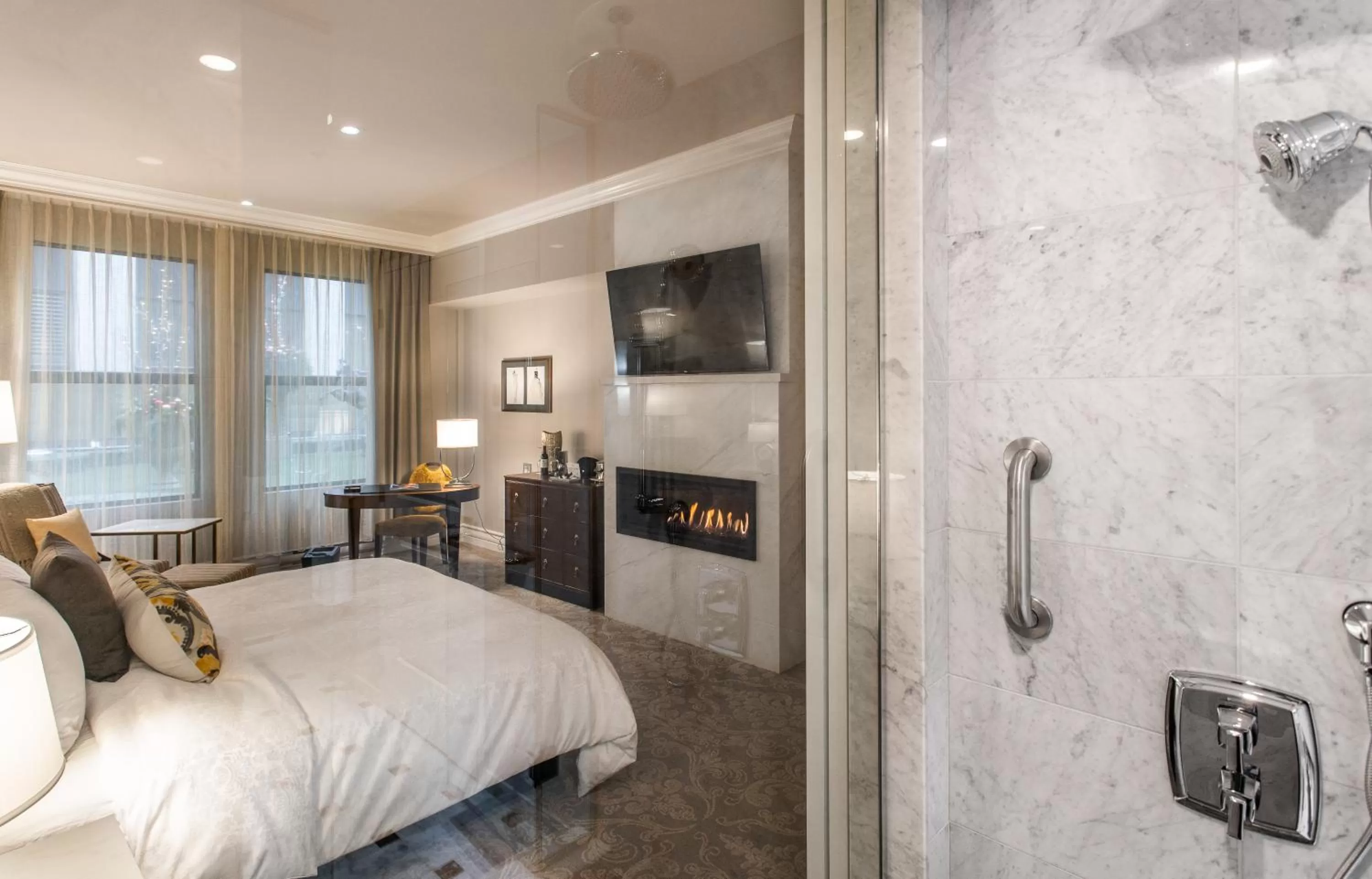 Bathroom, Bed in Hôtel Birks Montréal