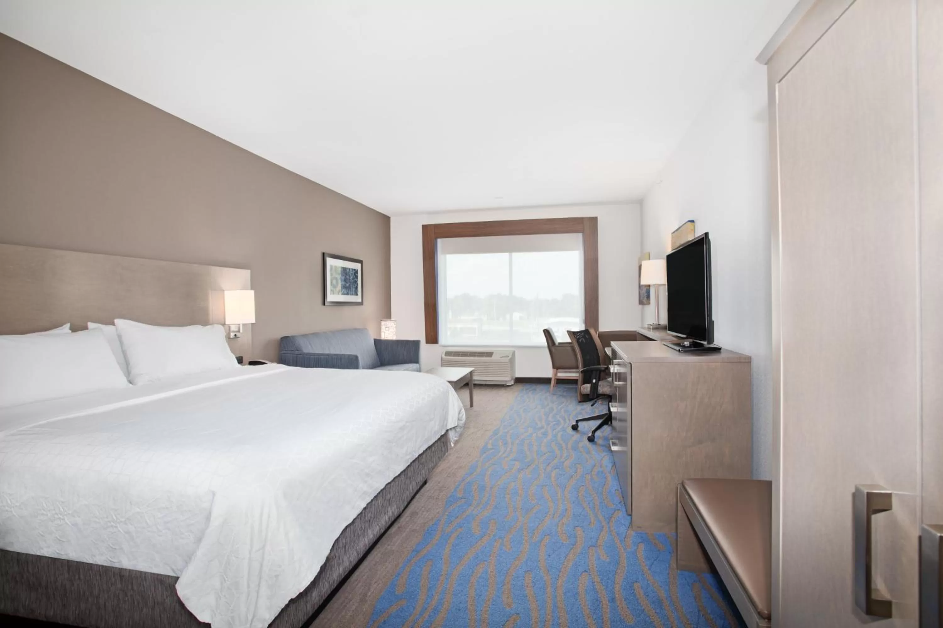 Photo of the whole room, Bed in Holiday Inn Express & Suites Great Bend by IHG