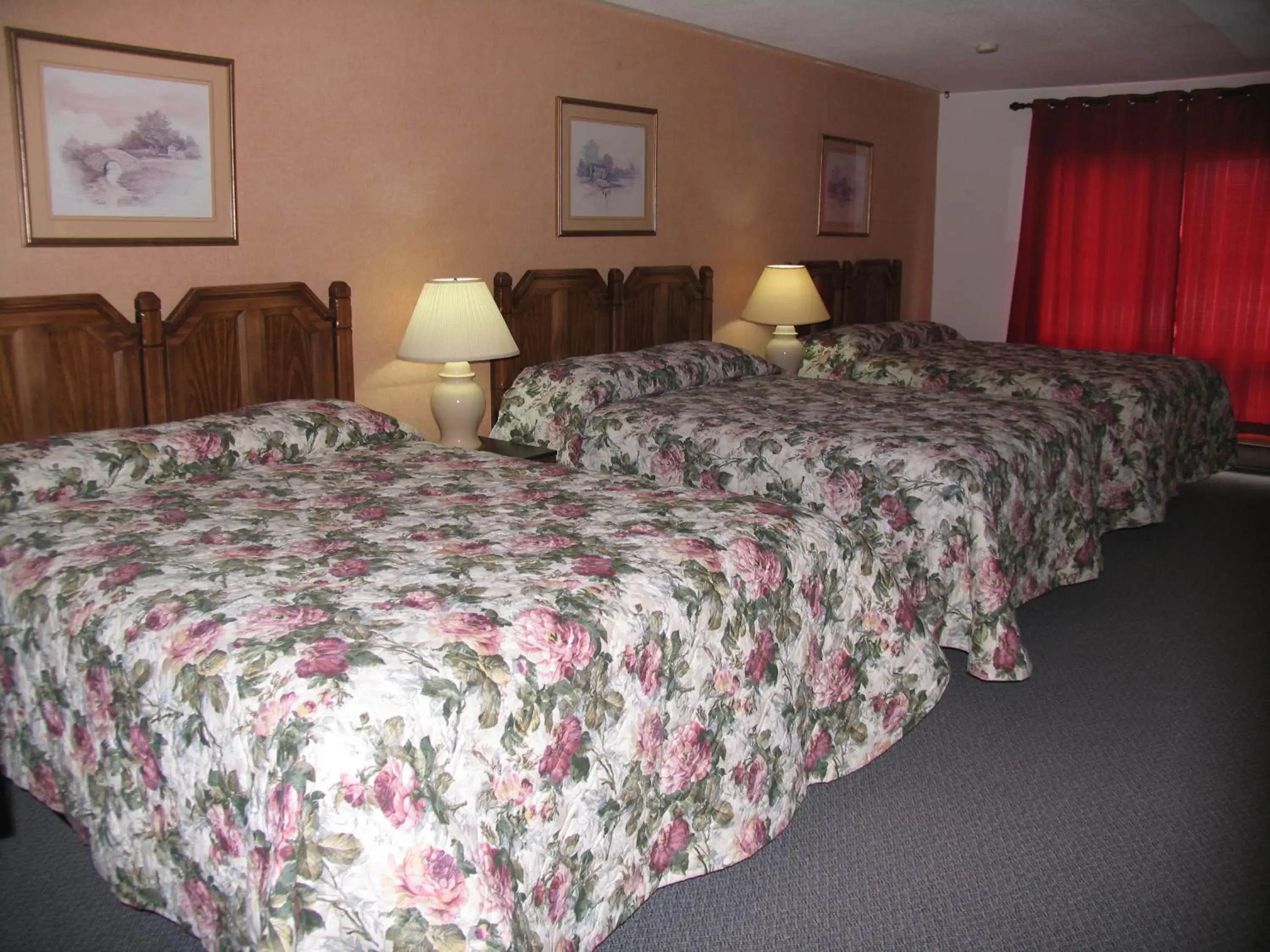 Bed in Seven Oakes Motel