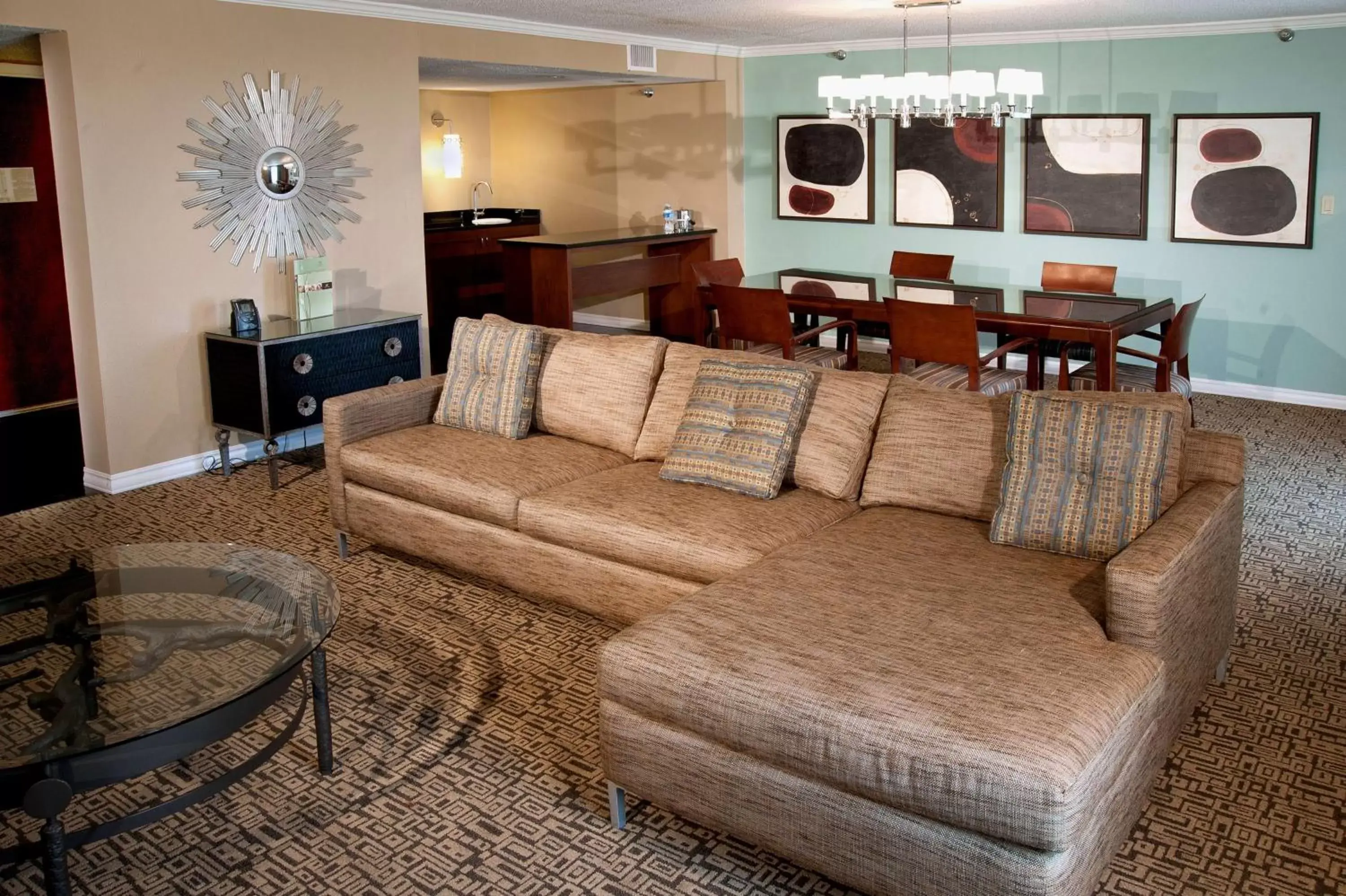 Living room, Seating Area in DoubleTree by Hilton Collinsville/St.Louis