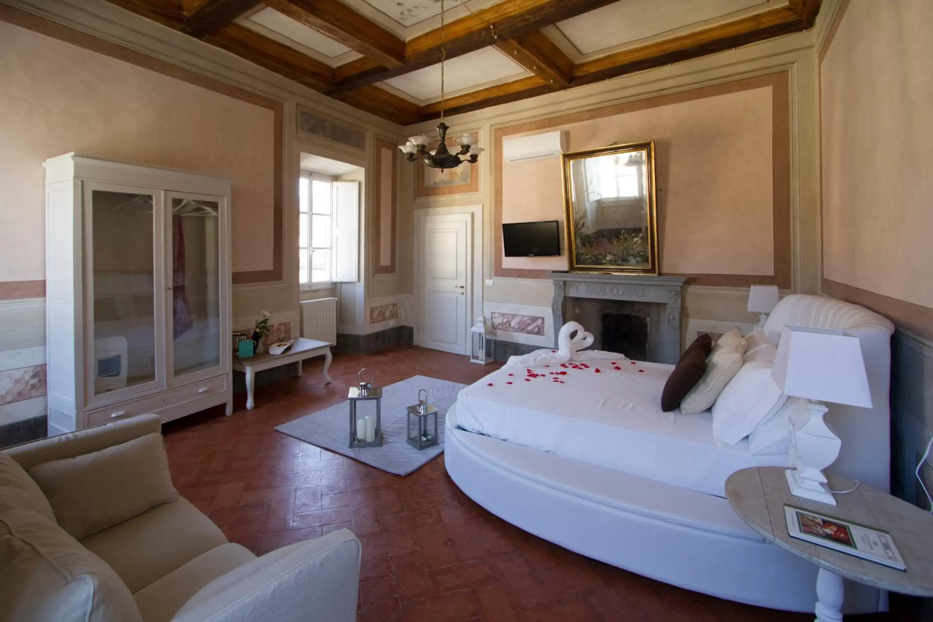 Bedroom, Bed in Cortona Suite