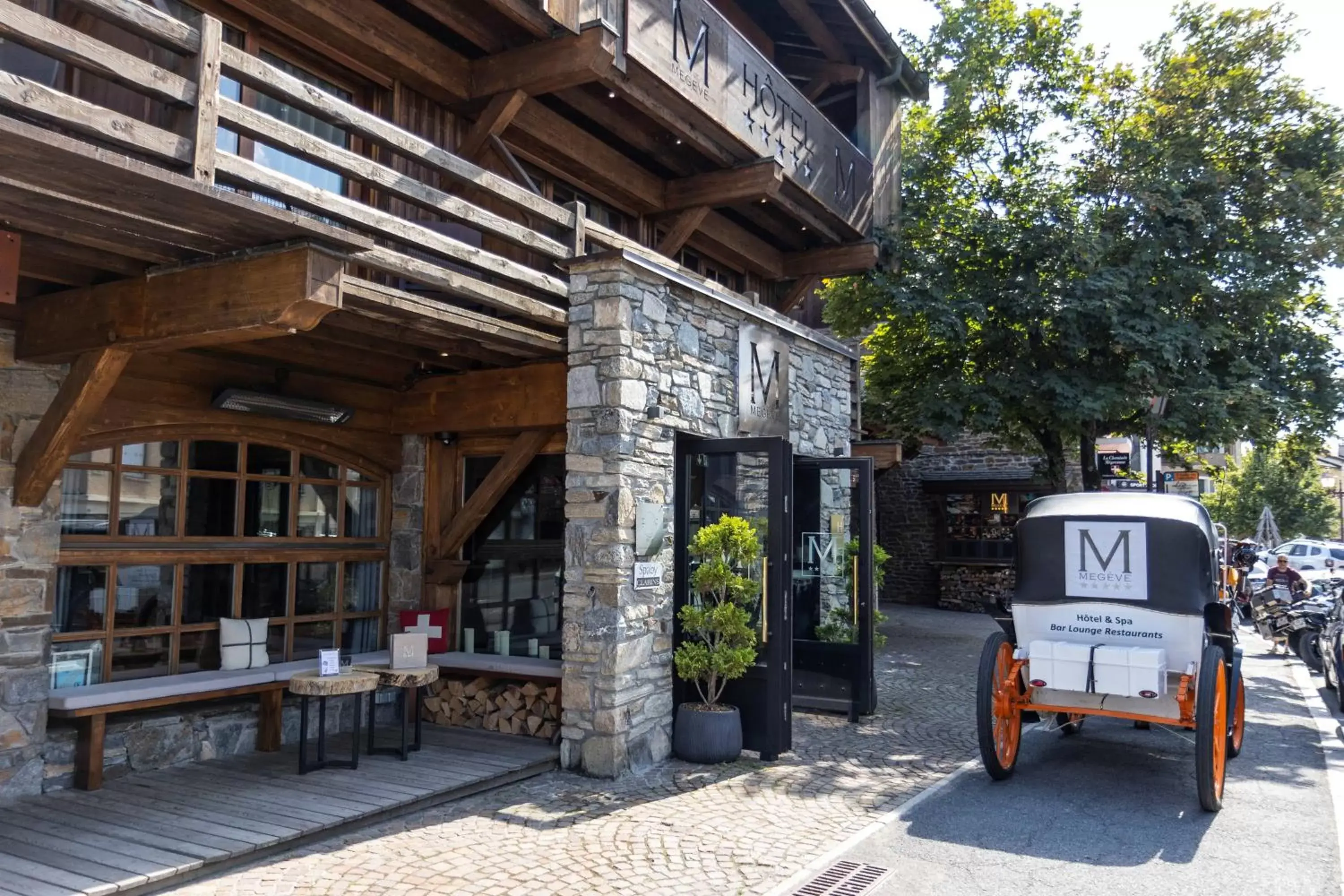 Facade/entrance in M de Megève