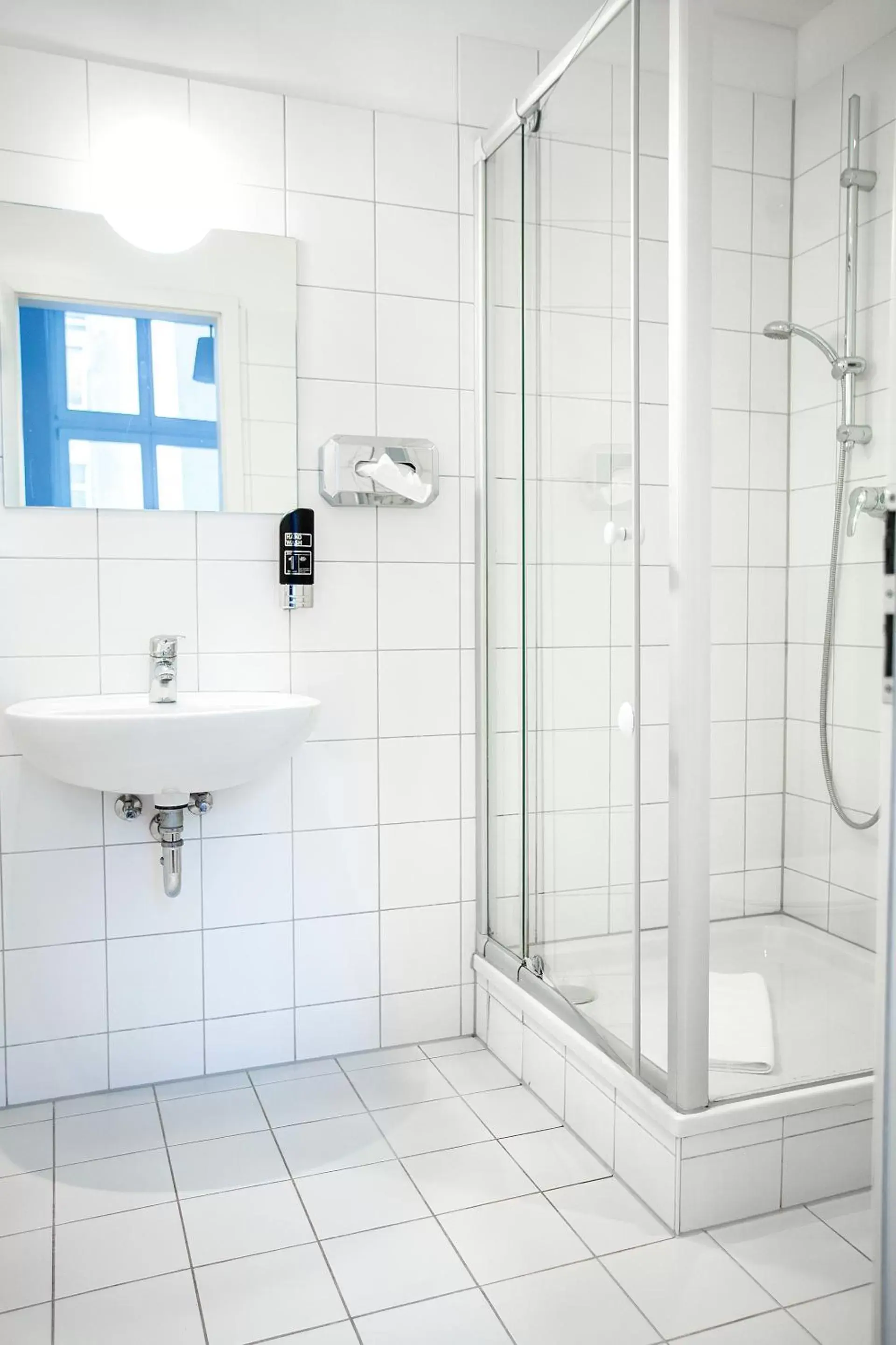 Shower, Bathroom in Pension Peters – Das andere Hotel