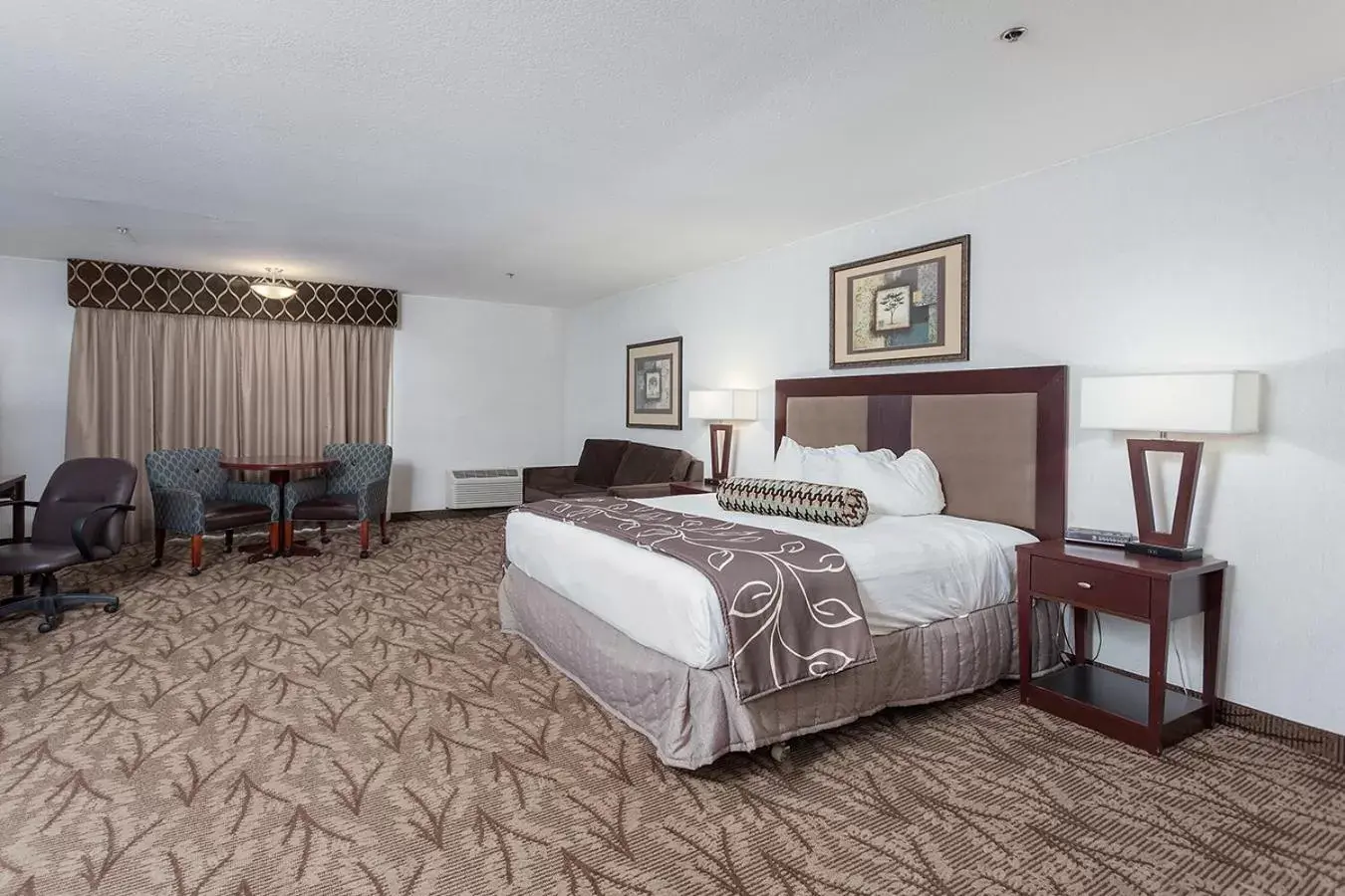 Patio, Bed in Shilo Inn Suites - Idaho Falls