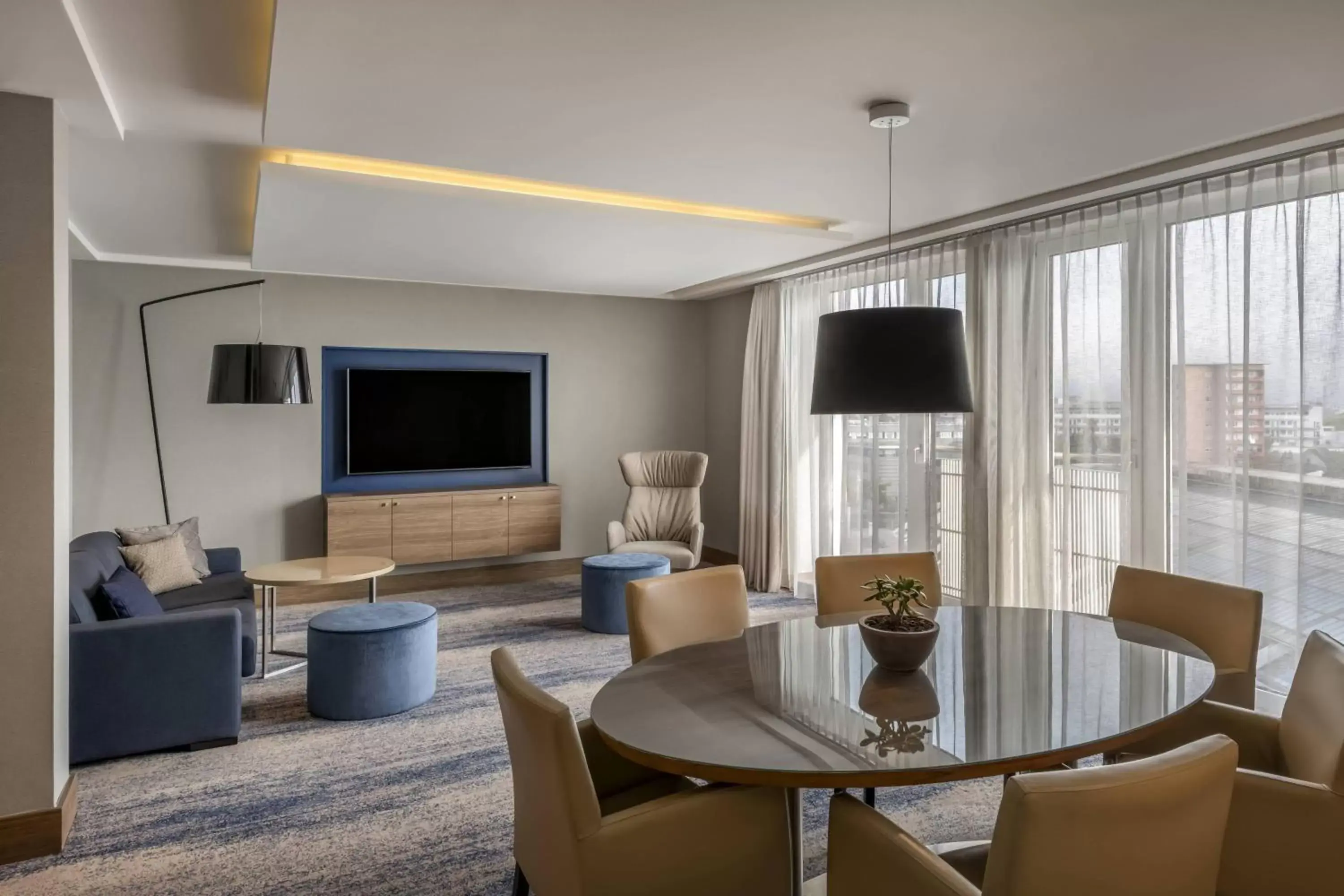 Living room, TV/Entertainment Center in Courtyard by Marriott Linz