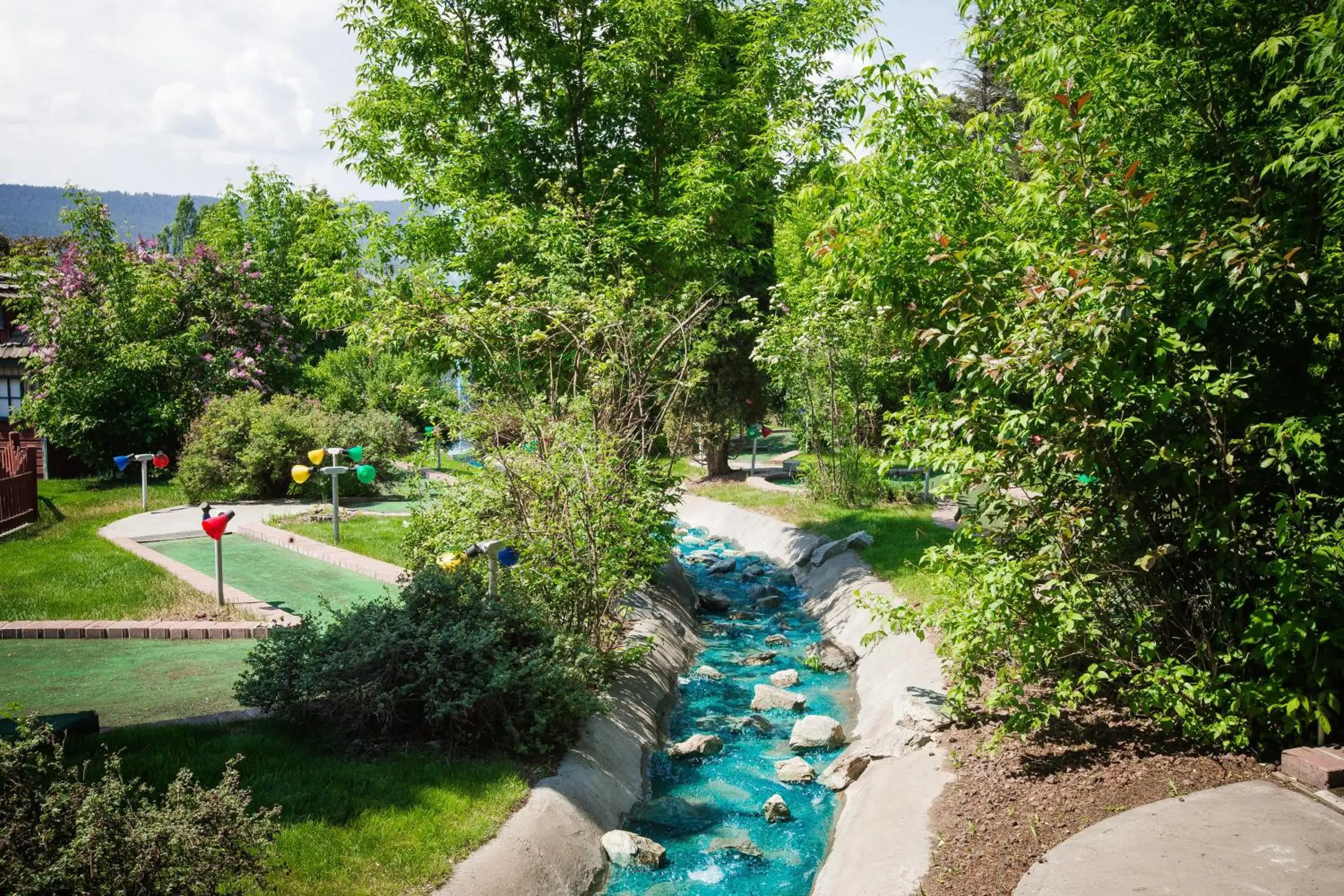 Minigolf, Pool View in Lakeside Motel