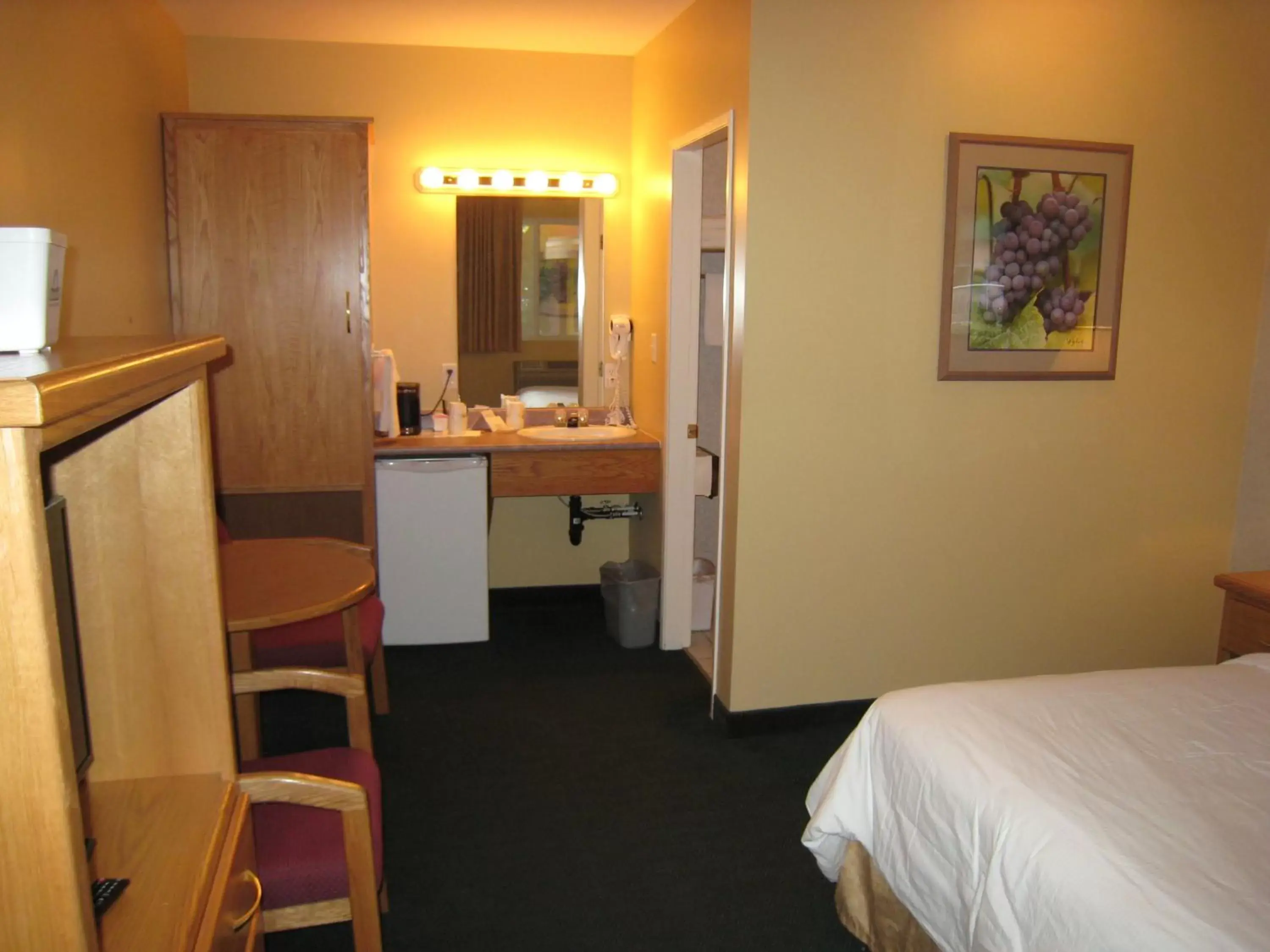 Bedroom, Kitchen/Kitchenette in Days Inn by Wyndham Penticton Conference Centre